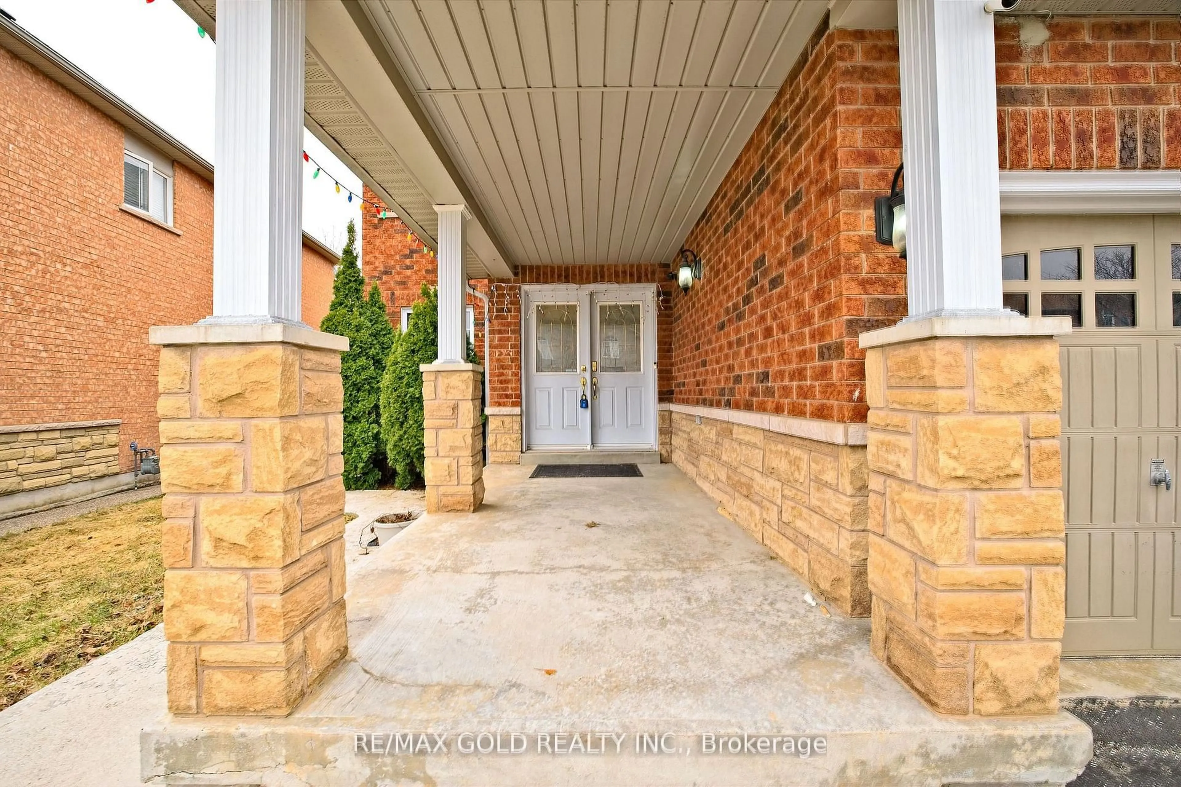 Indoor foyer for 16 Cottontail Rd, Brampton Ontario L7A 3R3