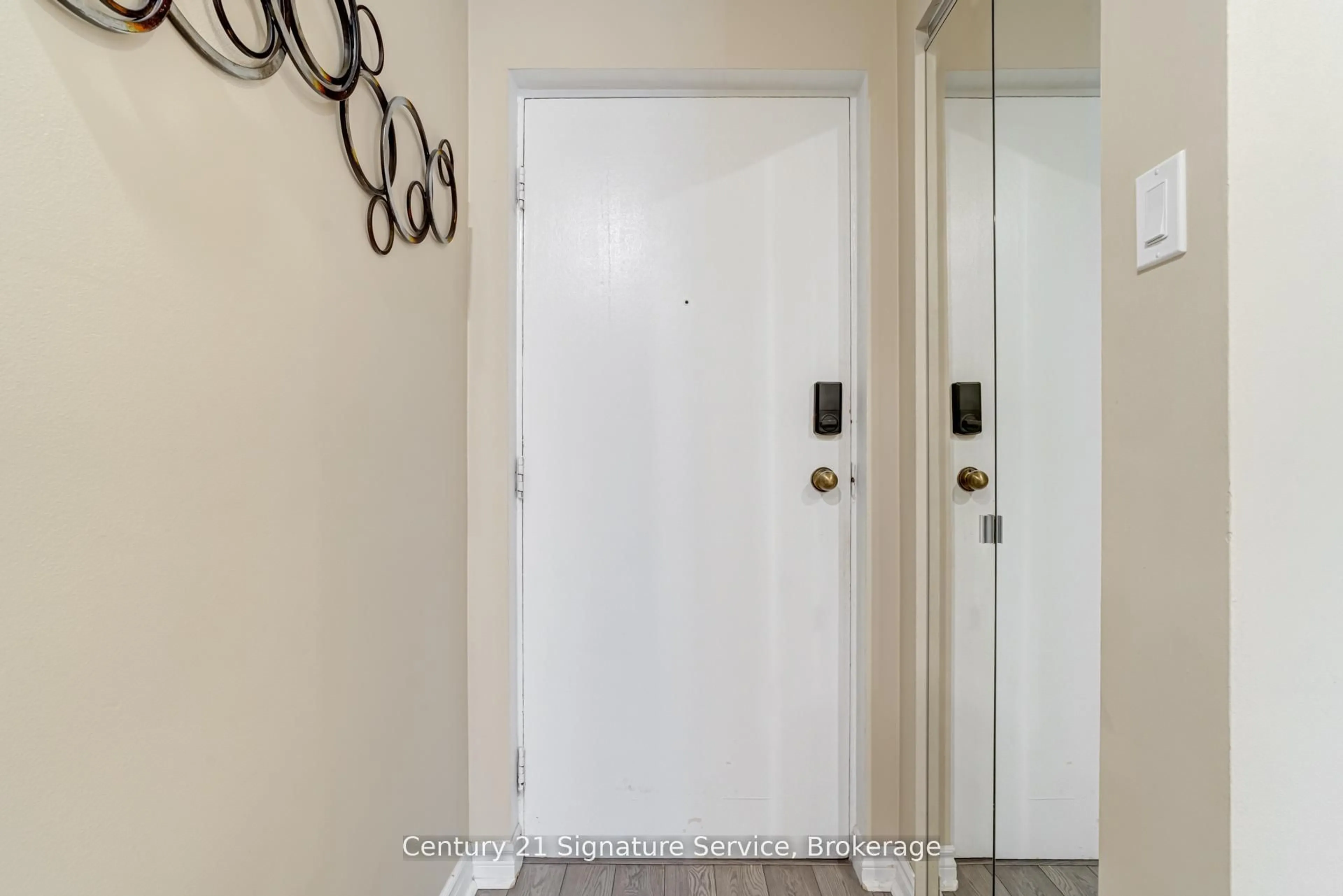 Indoor entryway for 2001 Bonnymede Dr #15, Mississauga Ontario L5J 4H8