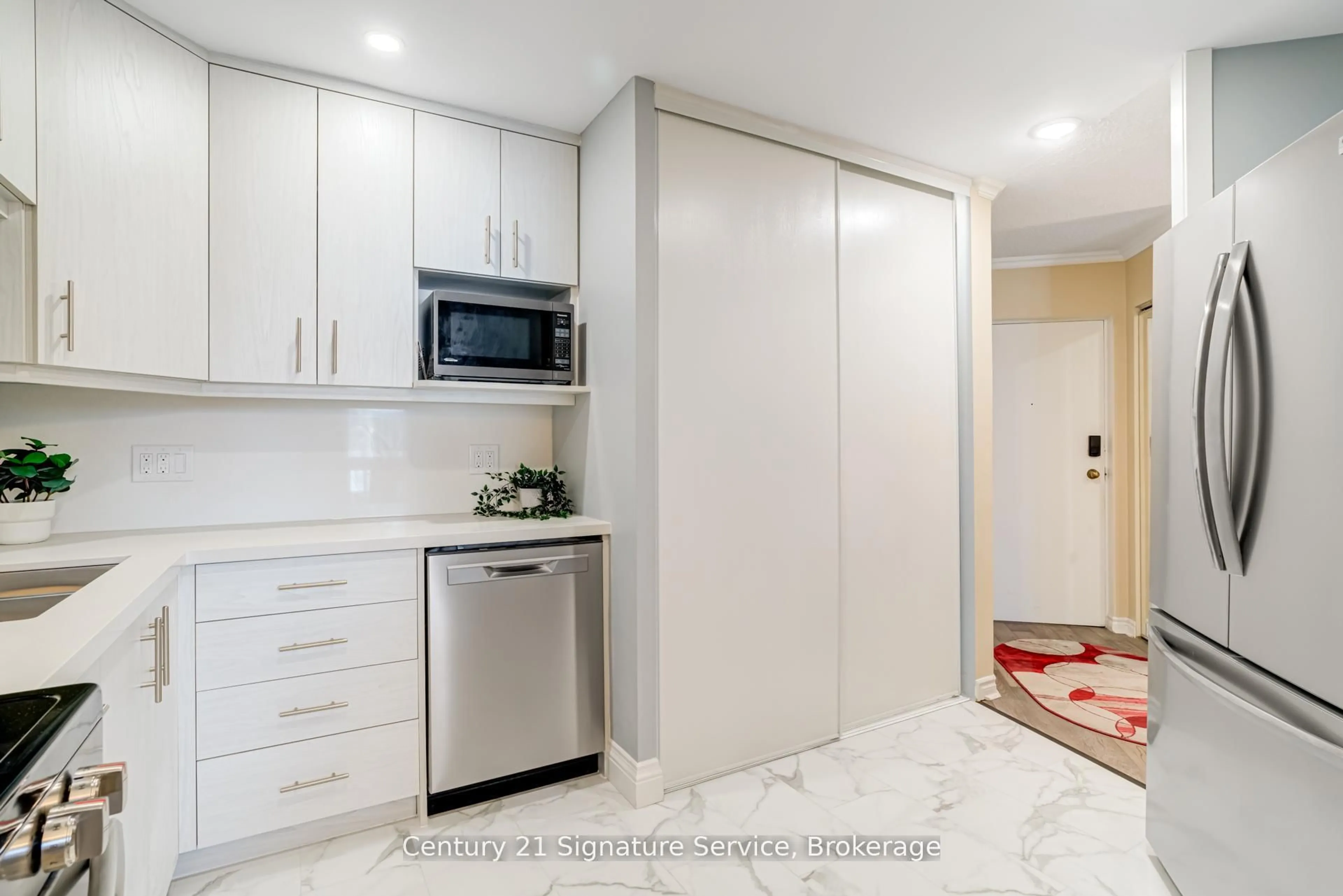 Standard kitchen, ceramic/tile floor for 2001 Bonnymede Dr #15, Mississauga Ontario L5J 4H8