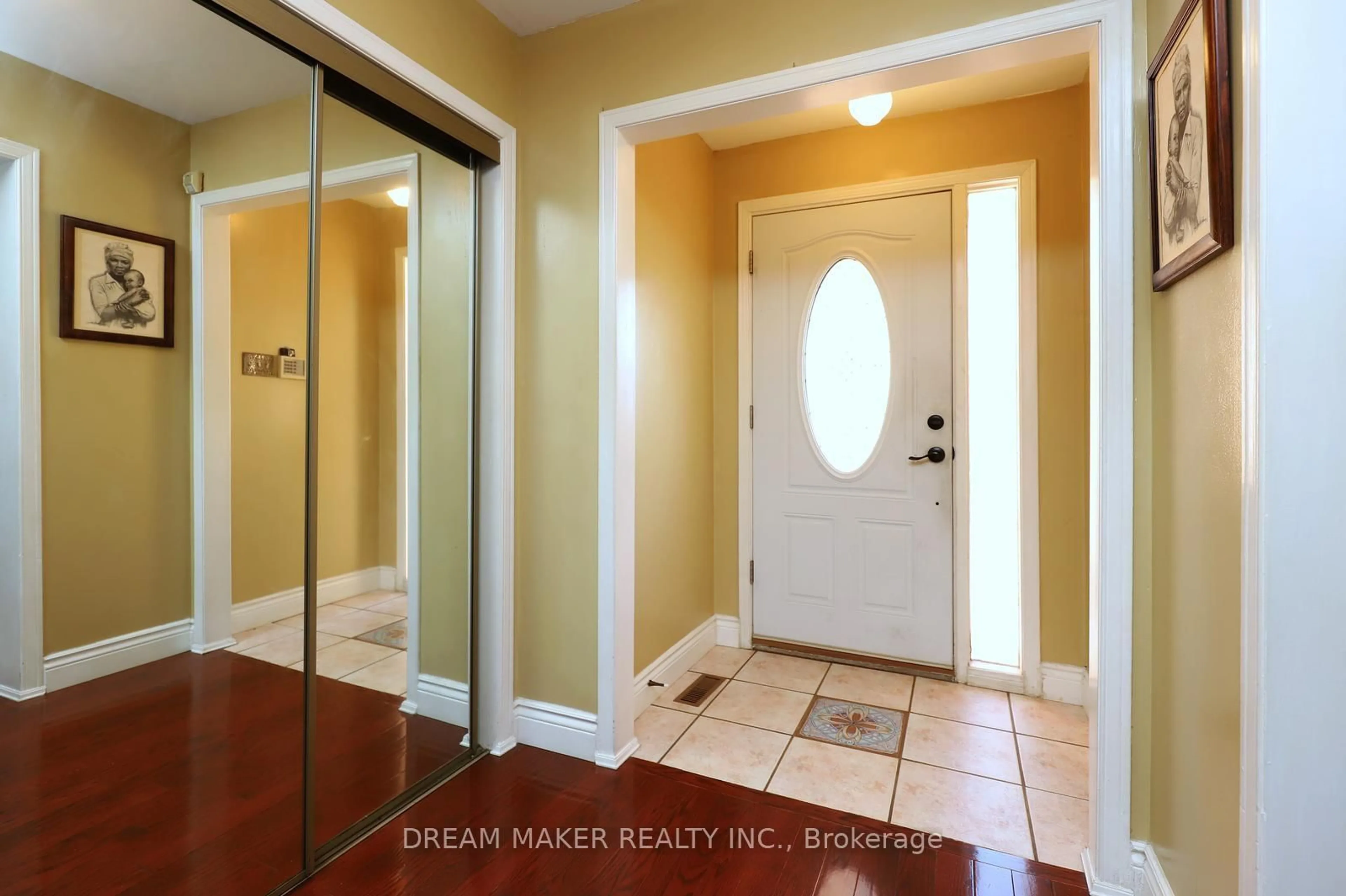 Indoor entryway for 4272 Wakefield Cres, Mississauga Ontario L5C 4M4