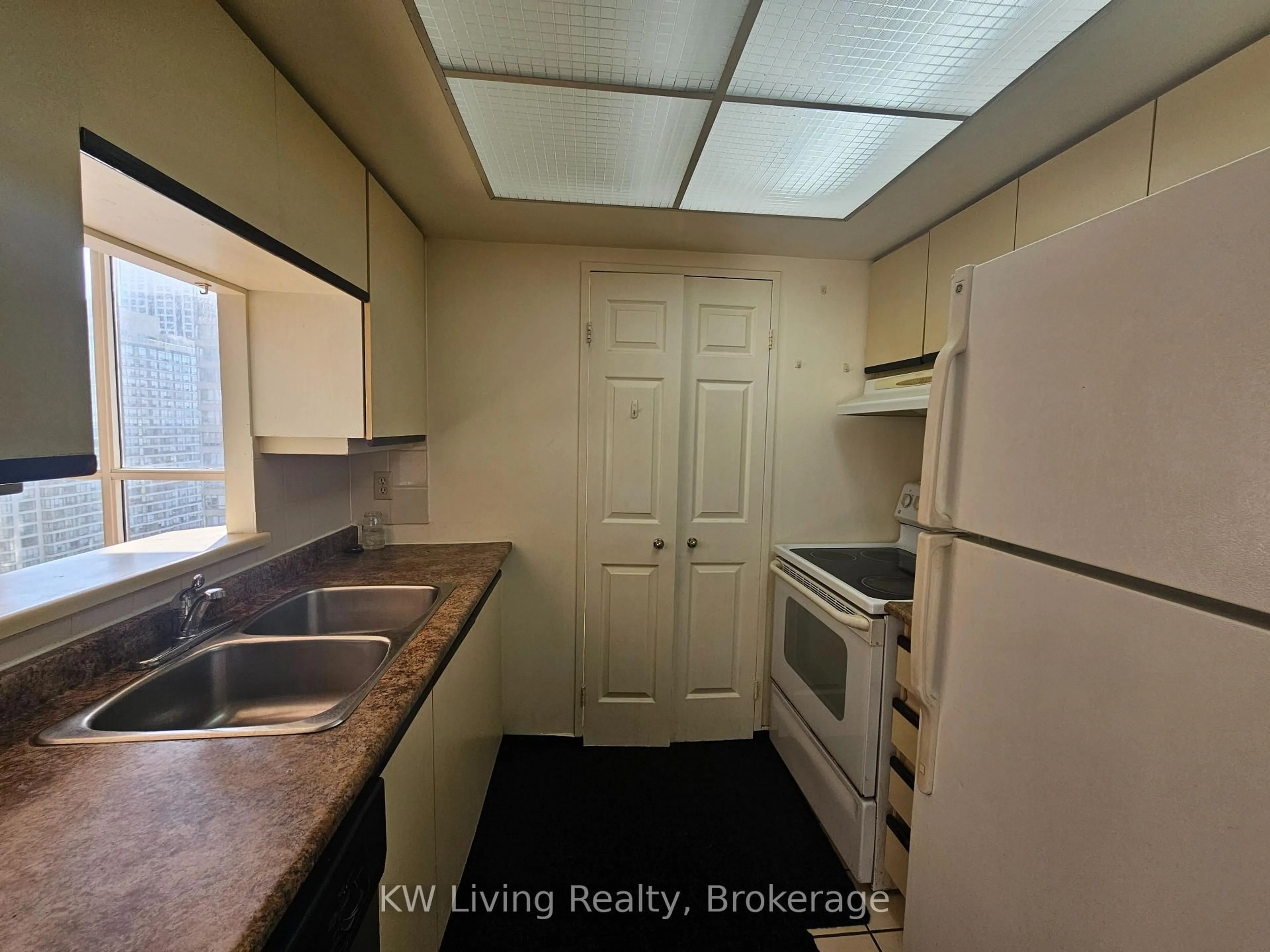 Standard kitchen, unknown for 285 Enfield Pl #1503, Mississauga Ontario L5B 3Y6