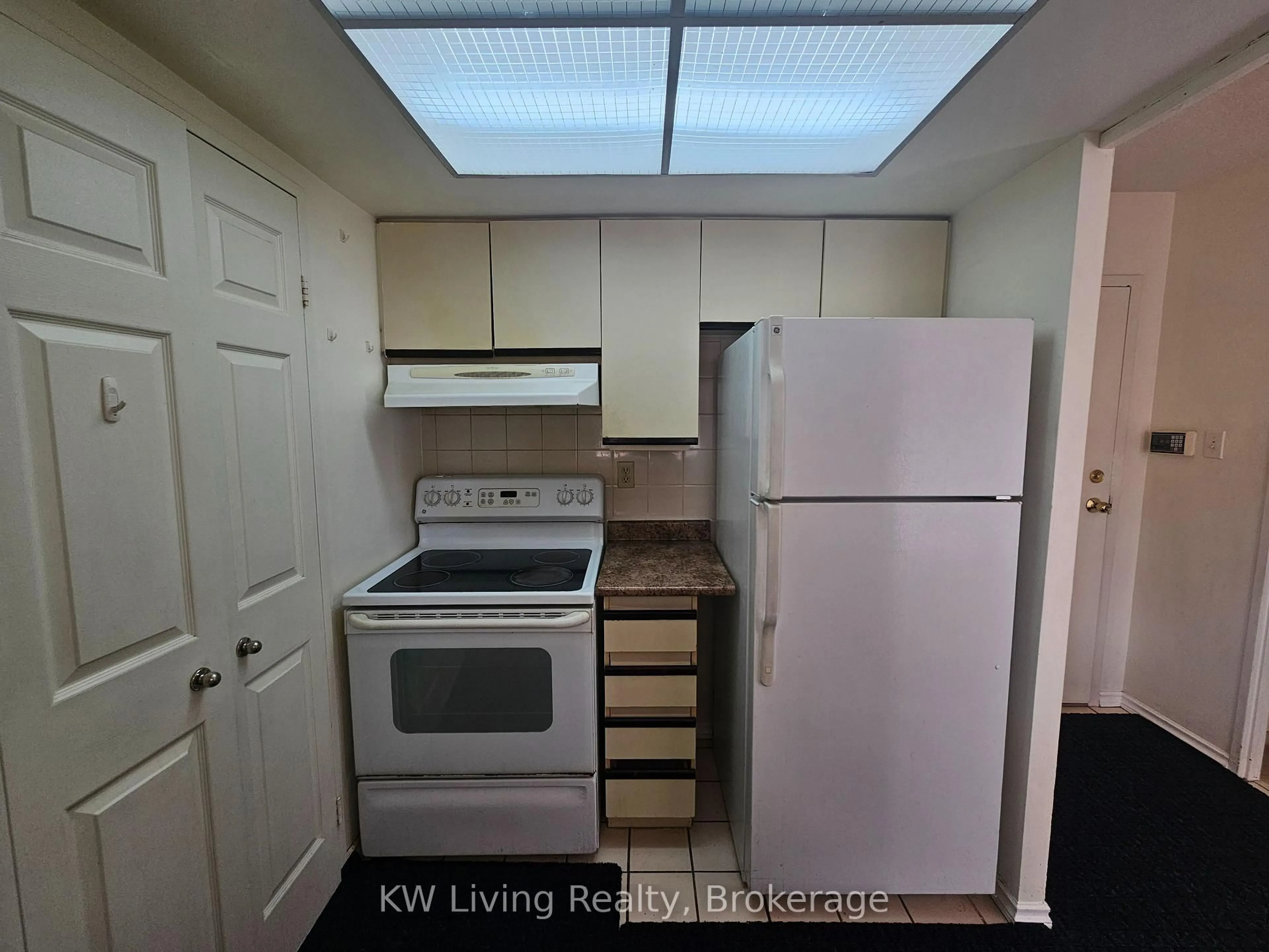 Standard kitchen, unknown for 285 Enfield Pl #1503, Mississauga Ontario L5B 3Y6