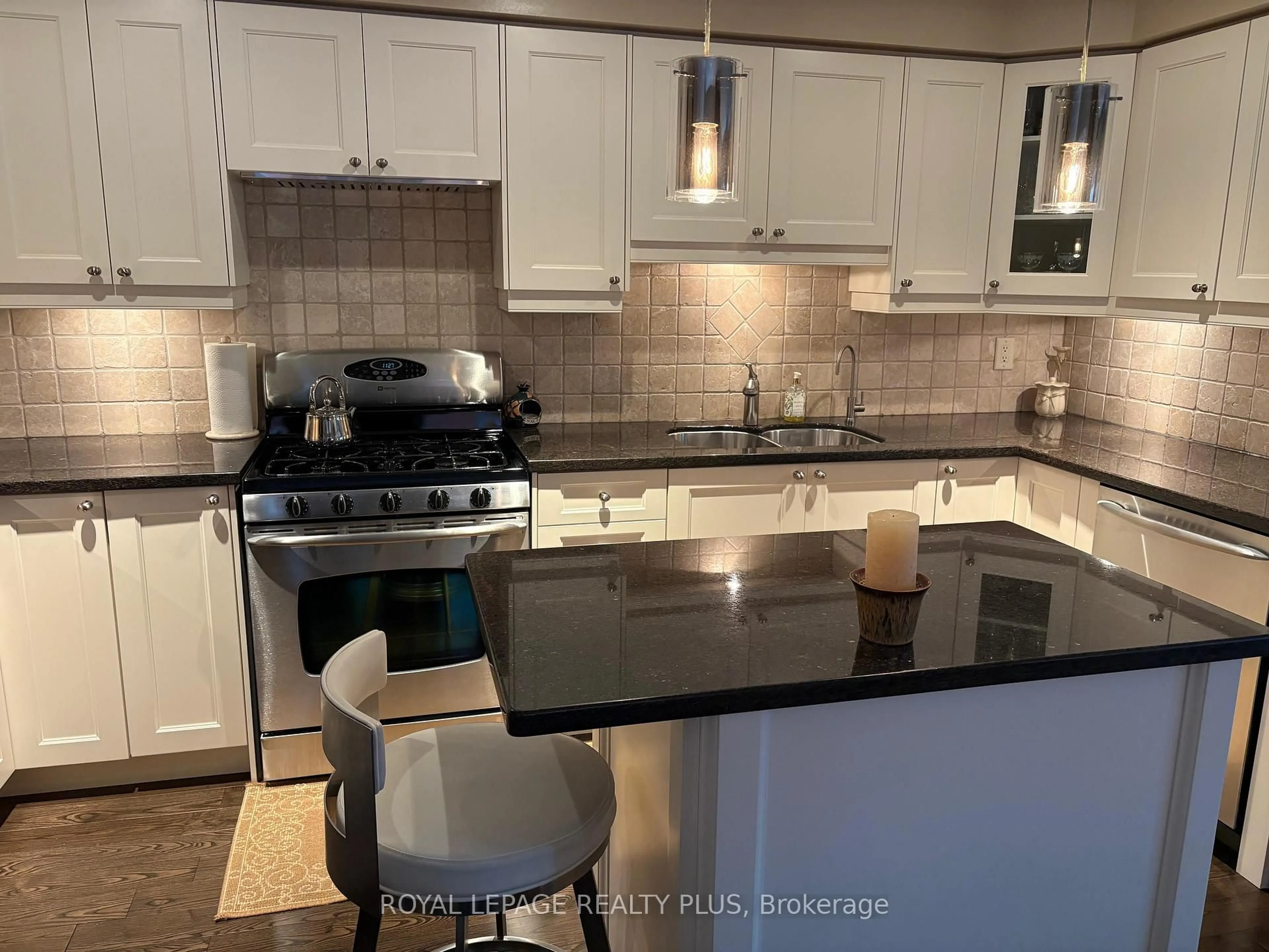 Open concept kitchen, ceramic/tile floor for 928 Queen St #30C, Mississauga Ontario L5H 4K5