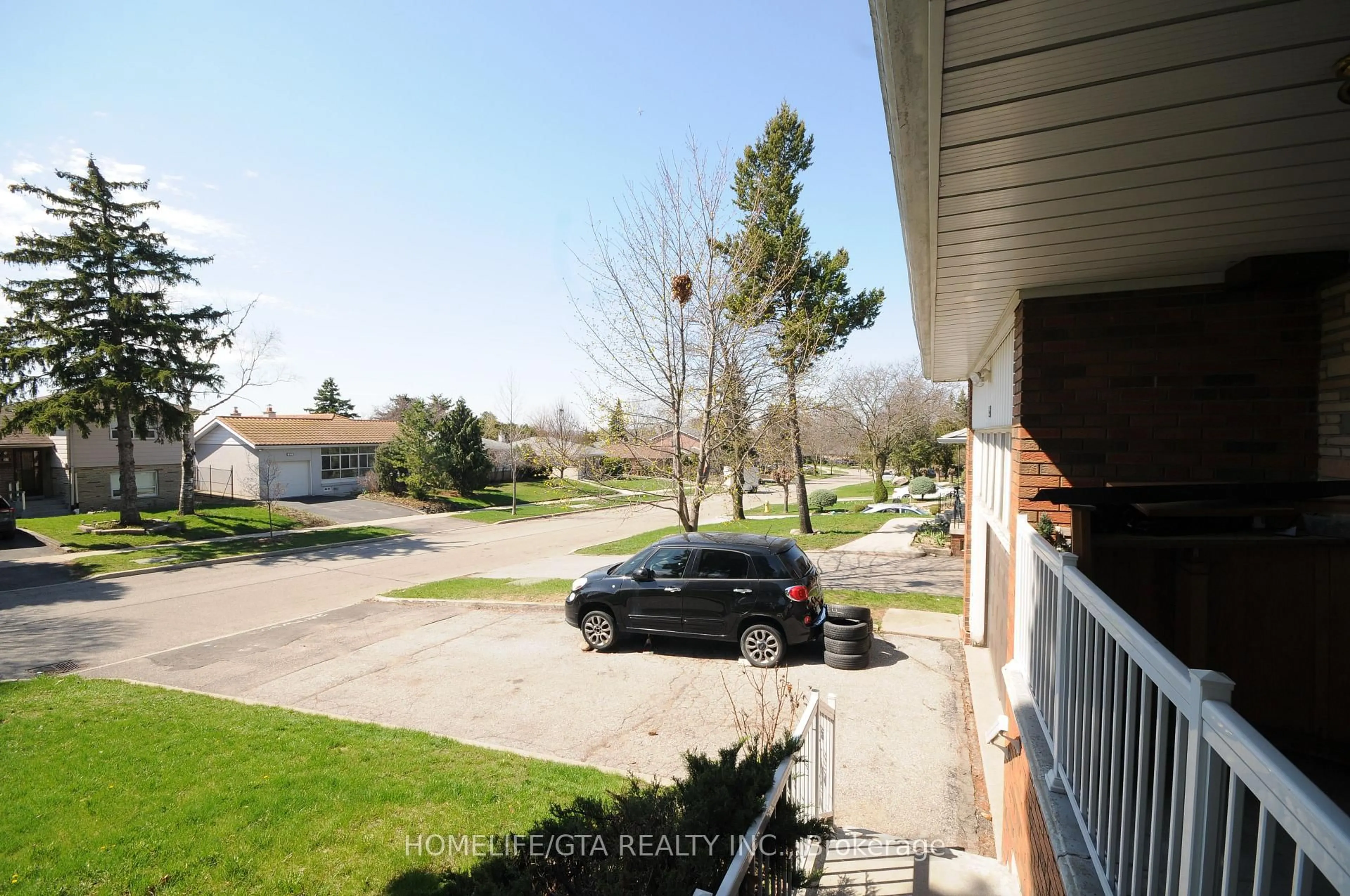 A pic from outside/outdoor area/front of a property/back of a property/a pic from drone, street for 22 Roskell Cres, Toronto Ontario M3J 1E1