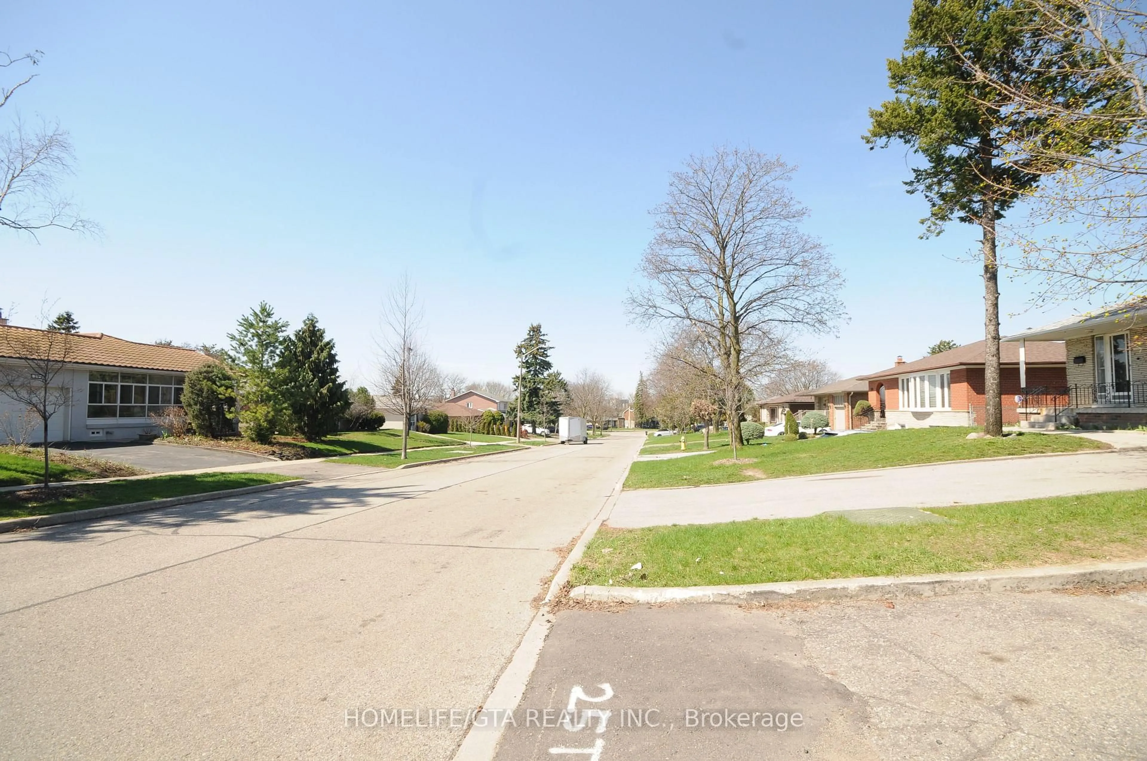 Blurry image for 22 Roskell Cres, Toronto Ontario M3J 1E1