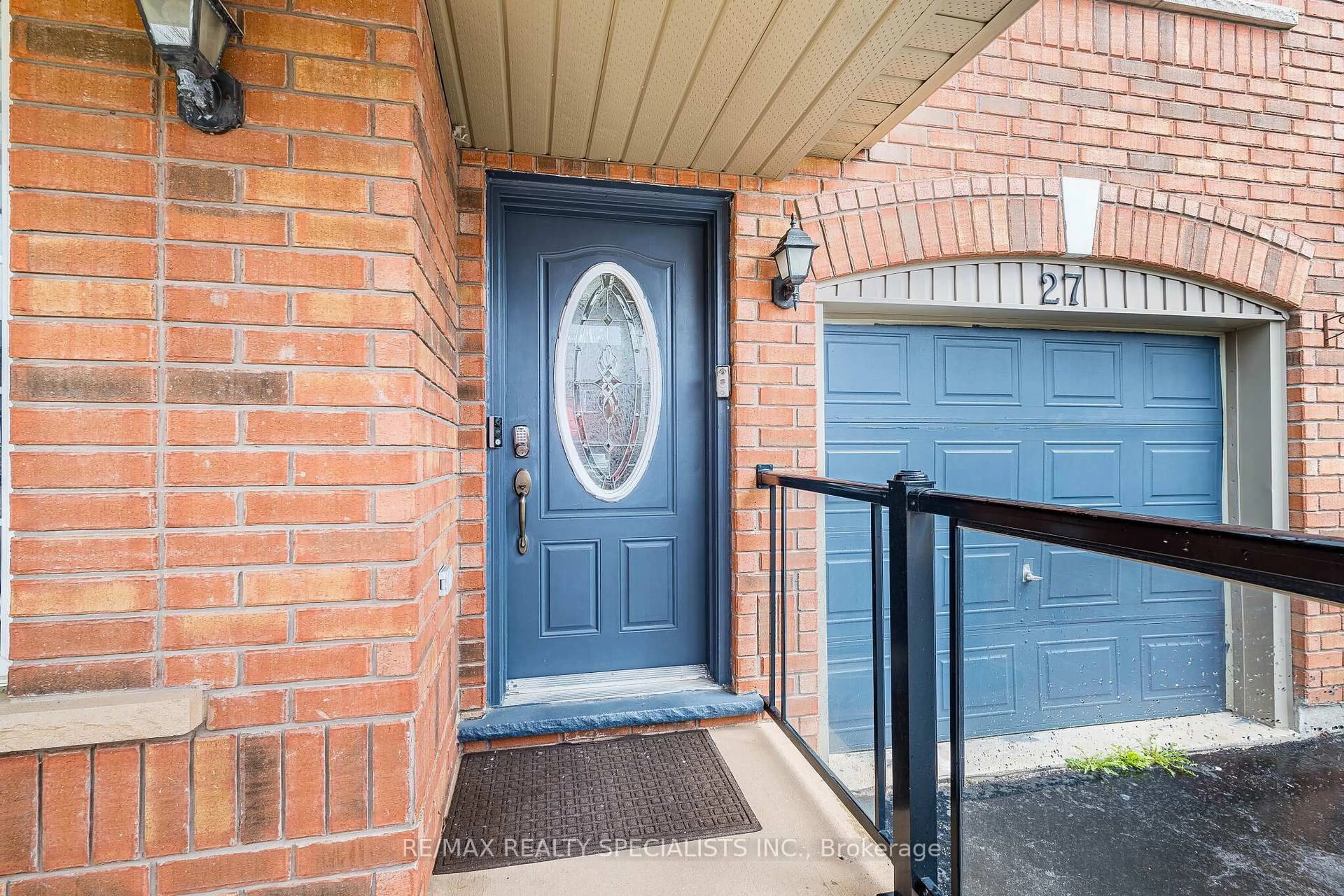 Indoor entryway for 27 Wall St, Brampton Ontario L6R 0N2