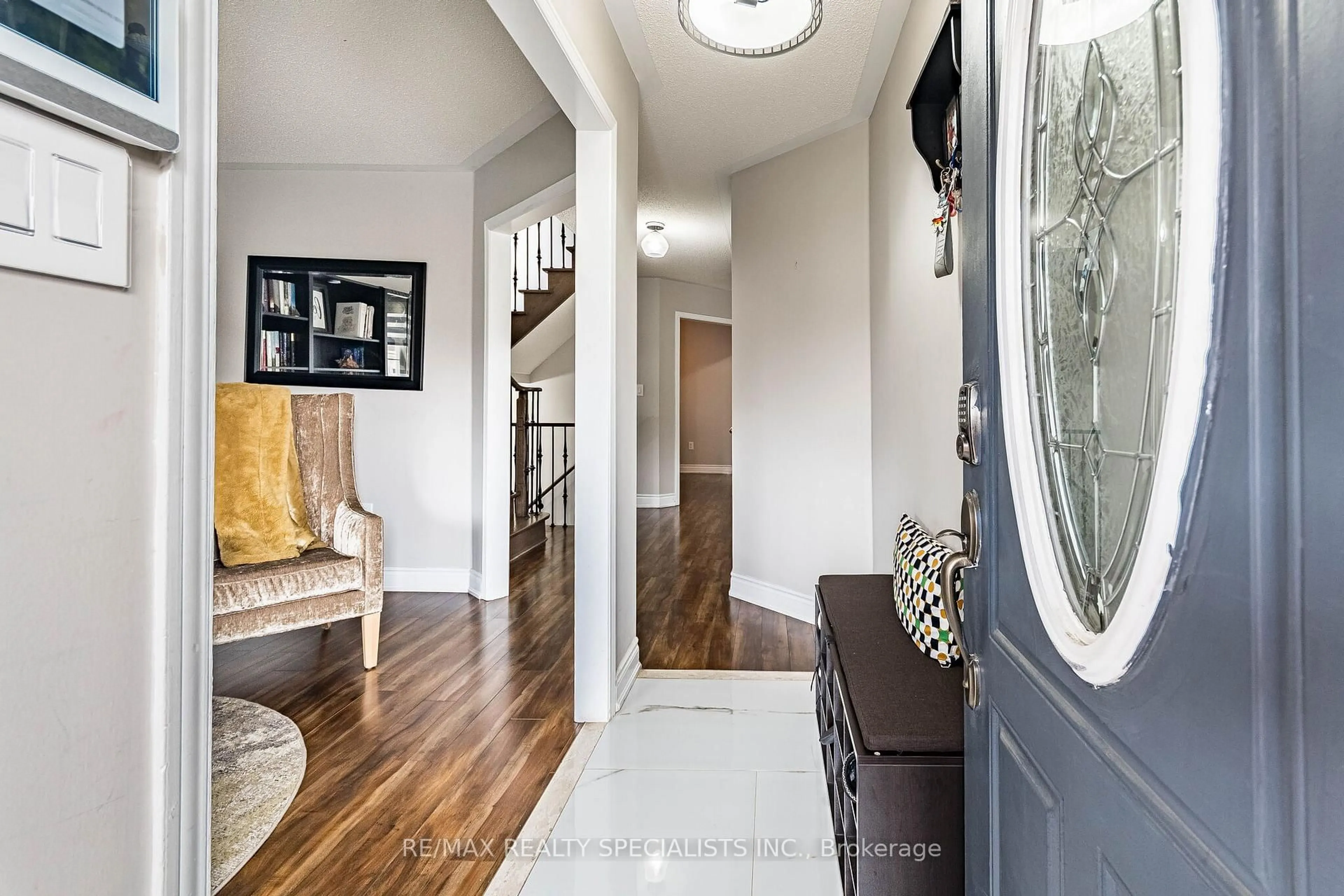 Indoor entryway for 27 Wall St, Brampton Ontario L6R 0N2