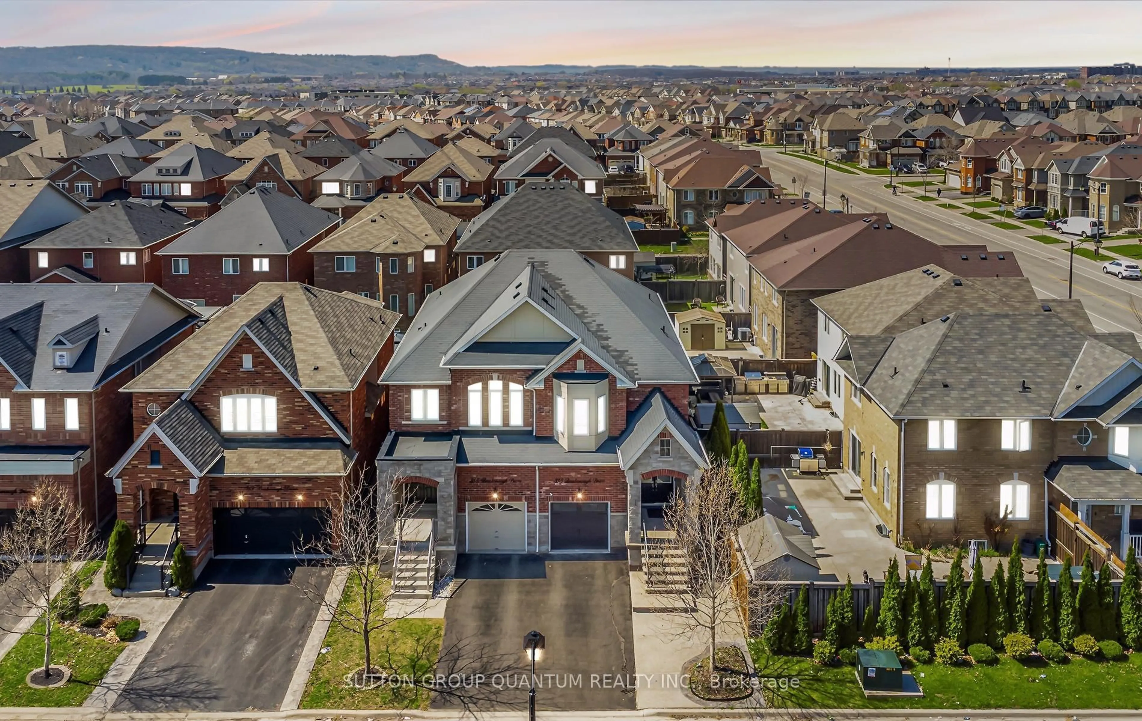 A pic from outside/outdoor area/front of a property/back of a property/a pic from drone, street for 313 Bessborough Dr, Milton Ontario L9T 8P5