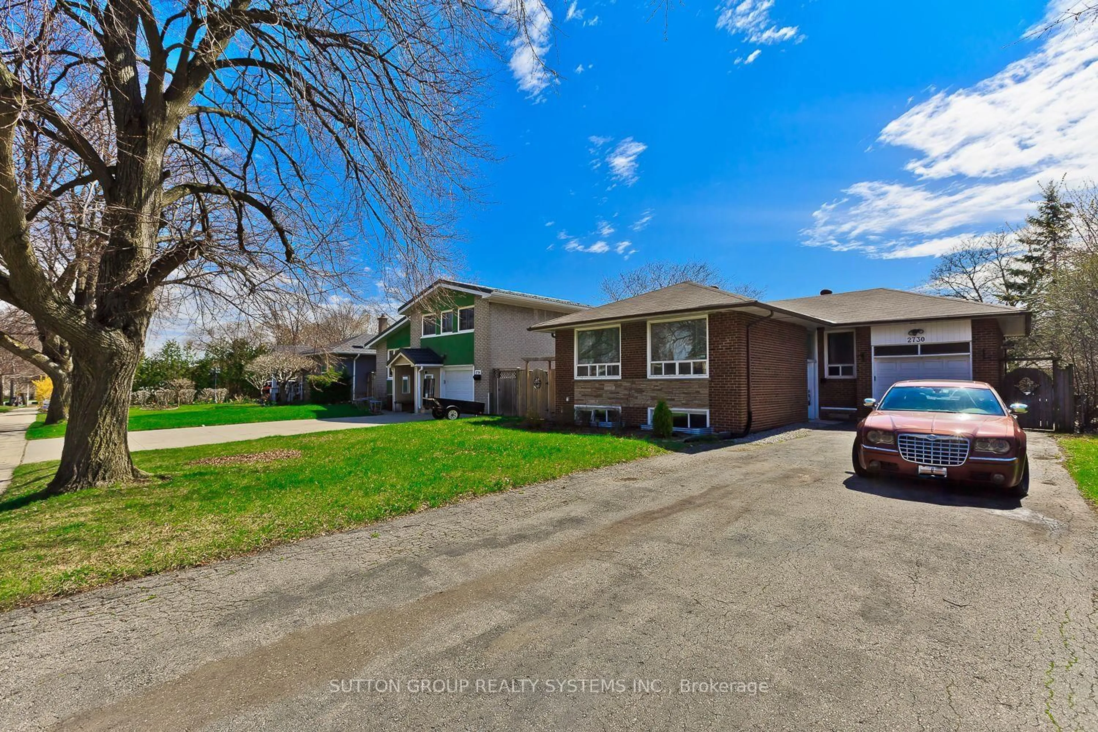 A pic from outside/outdoor area/front of a property/back of a property/a pic from drone, street for 2730 Truscott Dr, Mississauga Ontario L5J 2B7