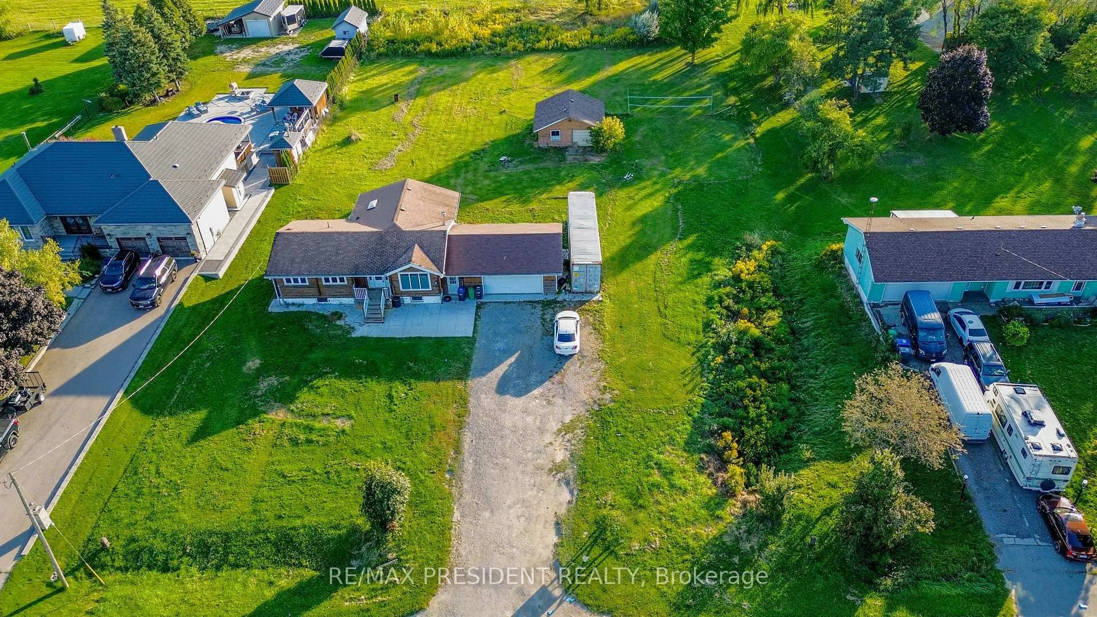 A pic from outside/outdoor area/front of a property/back of a property/a pic from drone, street for 13924 Kennedy Rd, Caledon Ontario L7C 2G2