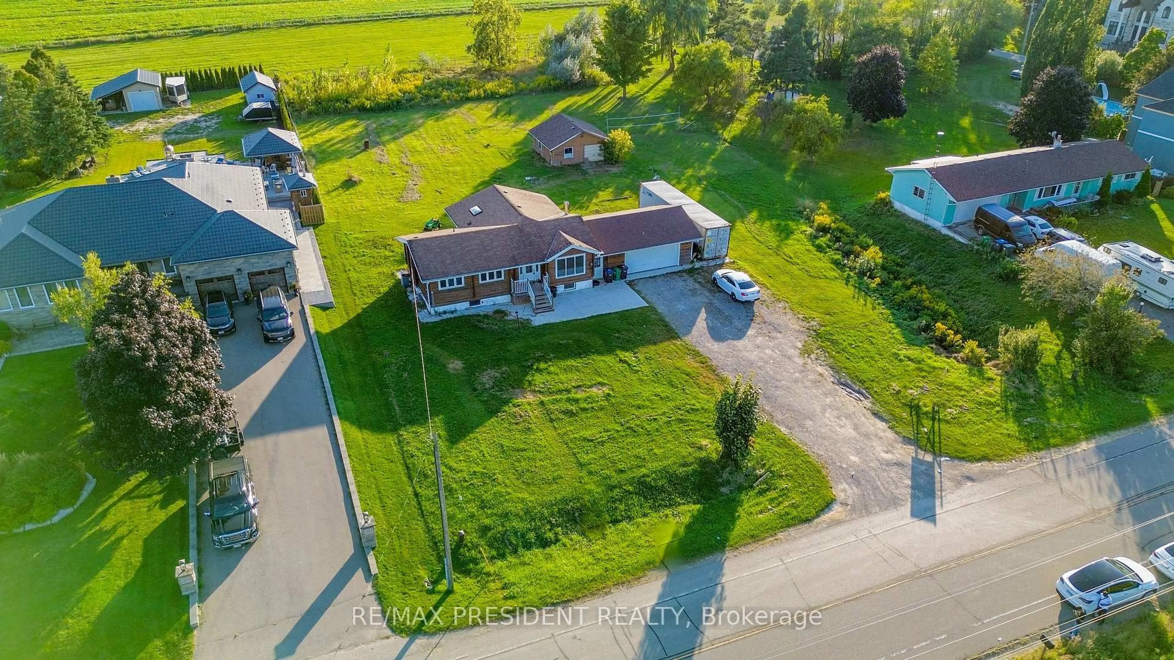 A pic from outside/outdoor area/front of a property/back of a property/a pic from drone, street for 13924 Kennedy Rd, Caledon Ontario L7C 2G2