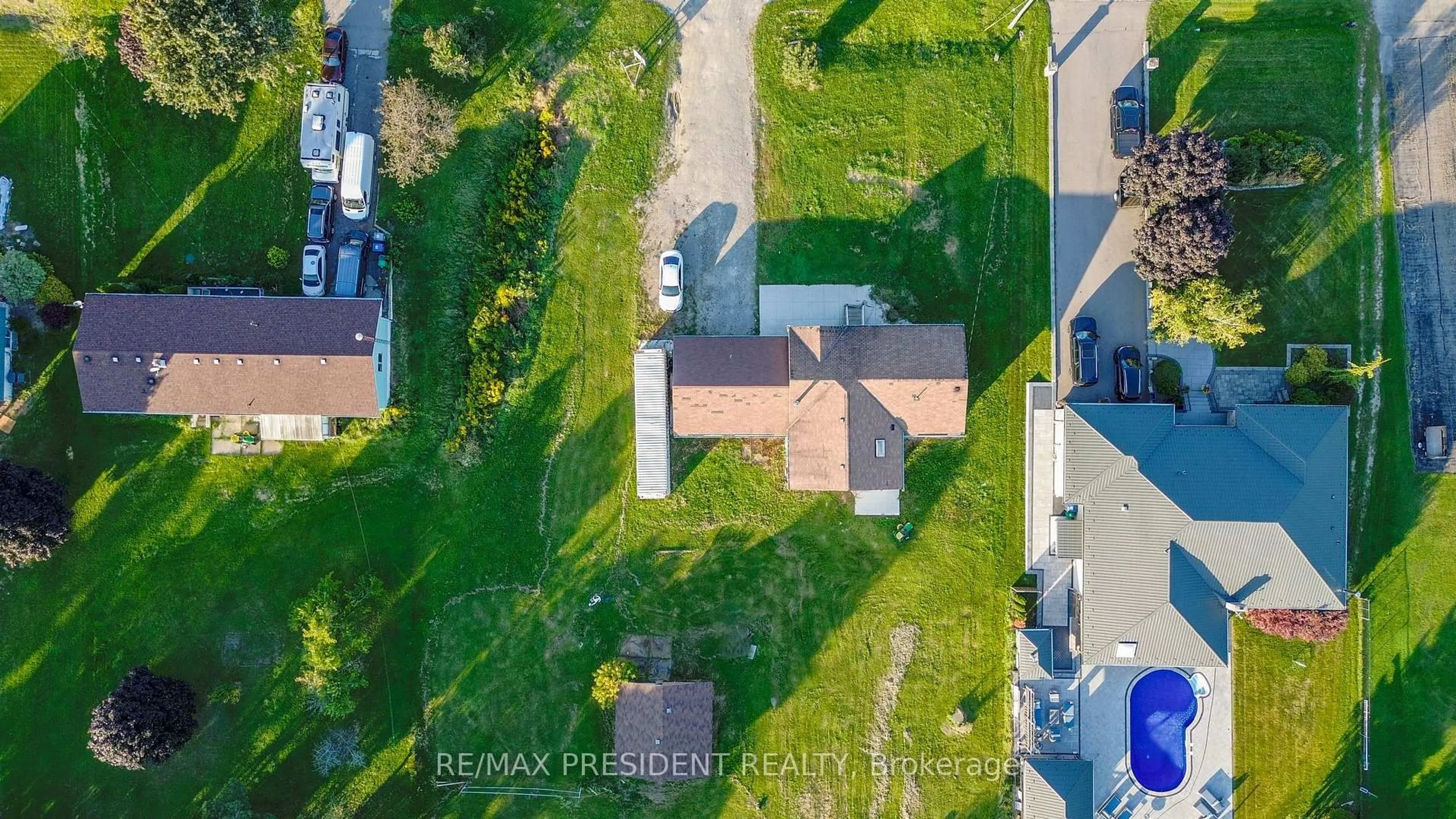 A pic from outside/outdoor area/front of a property/back of a property/a pic from drone, street for 13924 Kennedy Rd, Caledon Ontario L7C 2G2