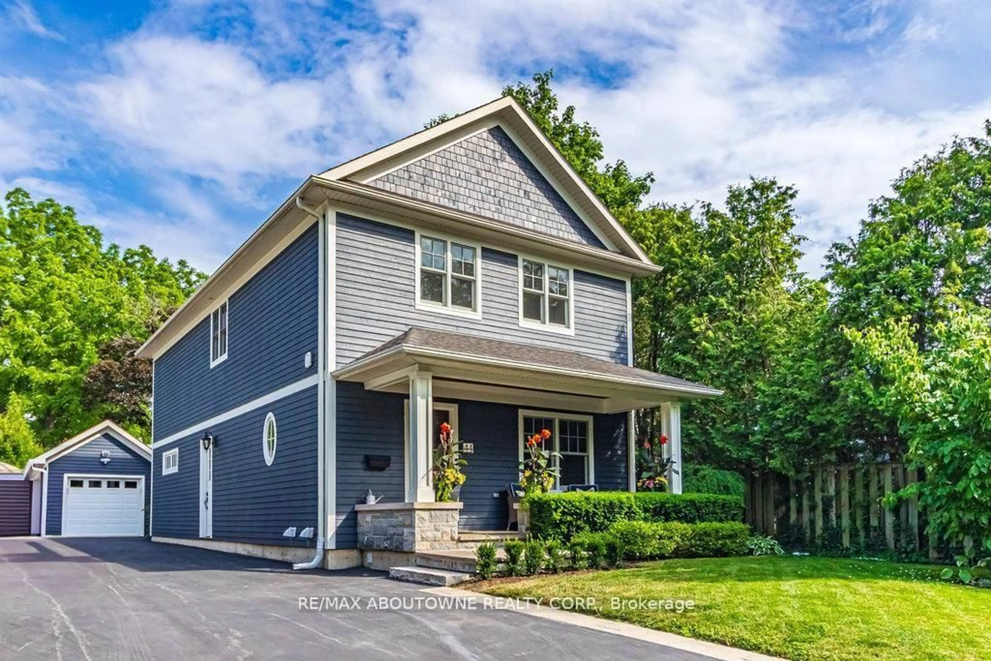 Home with vinyl exterior material, street for 44 Head St, Oakville Ontario L6K 1L5