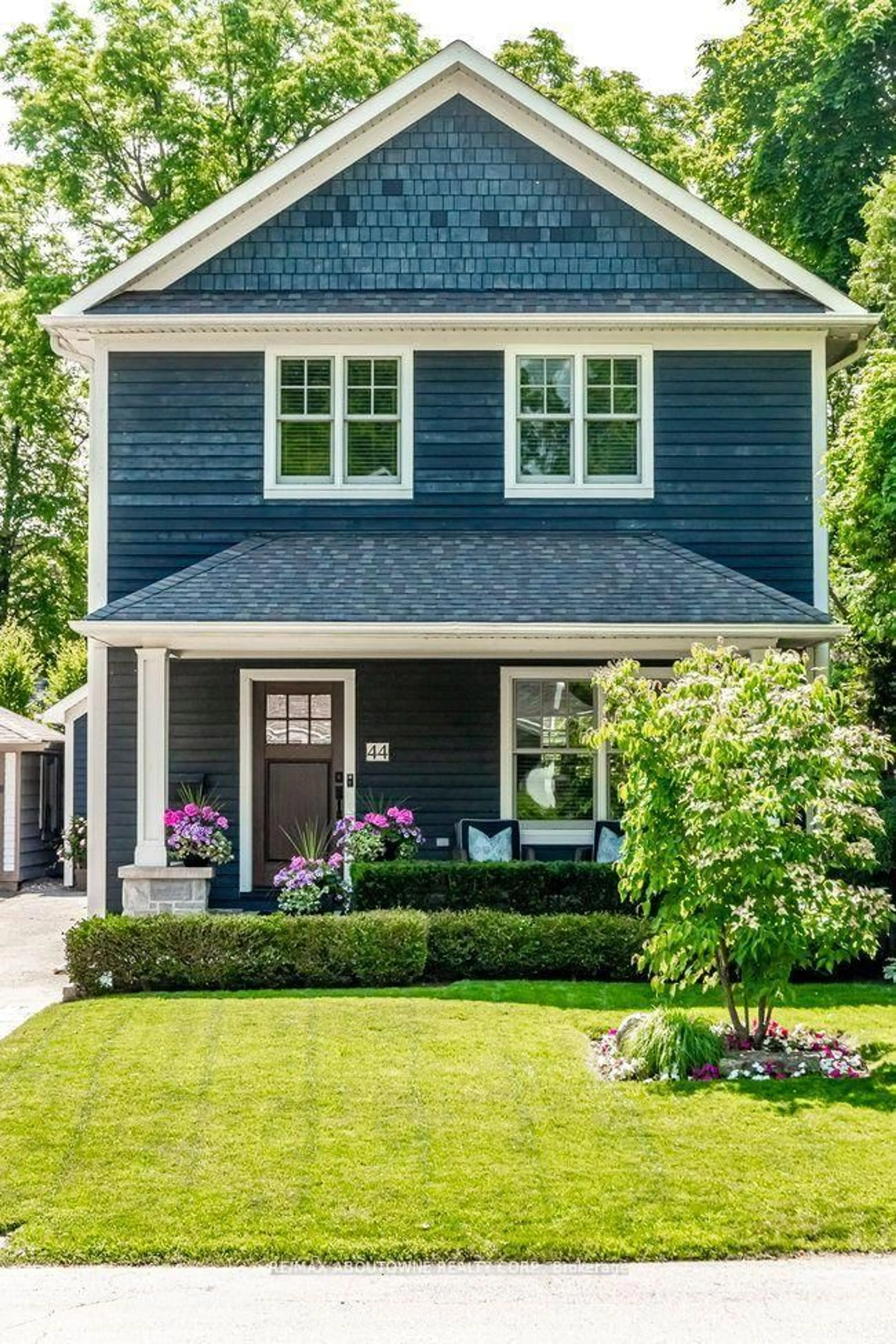 Home with vinyl exterior material, street for 44 Head St, Oakville Ontario L6K 1L5