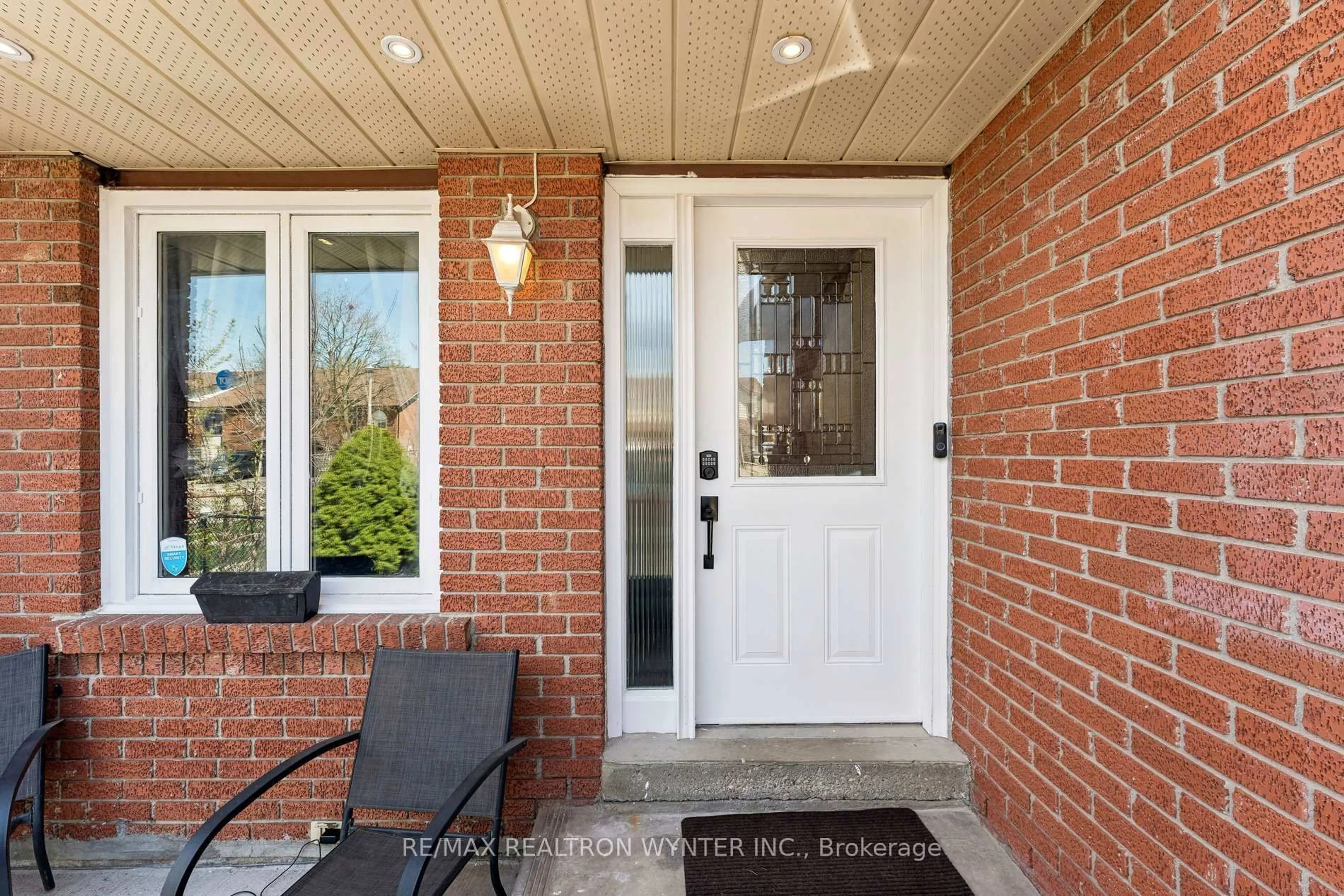 Indoor entryway for 386 Hansen Rd, Brampton Ontario L6V 3P7