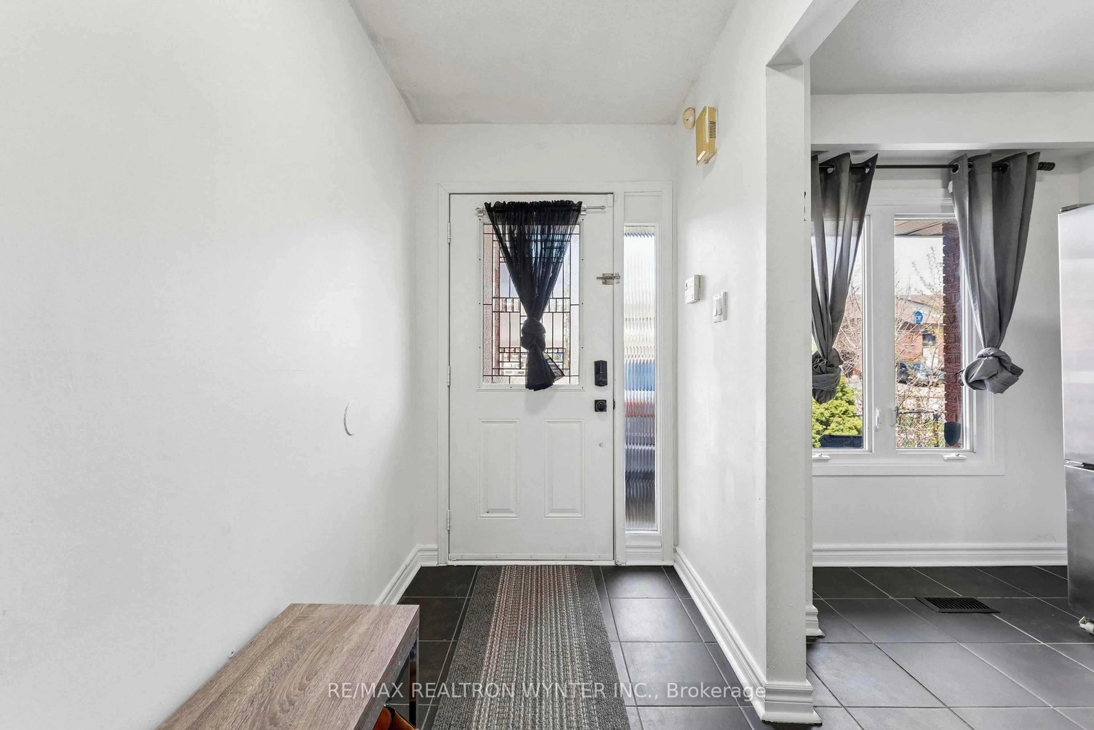 Indoor entryway for 386 Hansen Rd, Brampton Ontario L6V 3P7