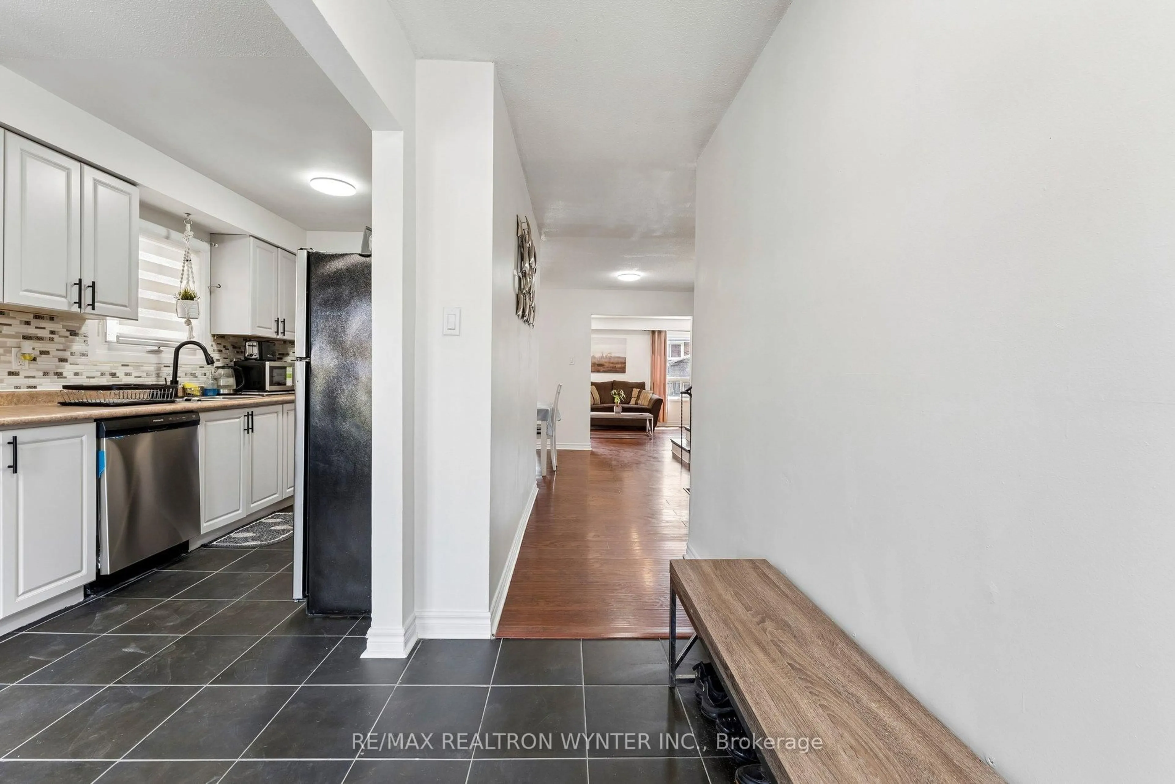 Indoor entryway for 386 Hansen Rd, Brampton Ontario L6V 3P7