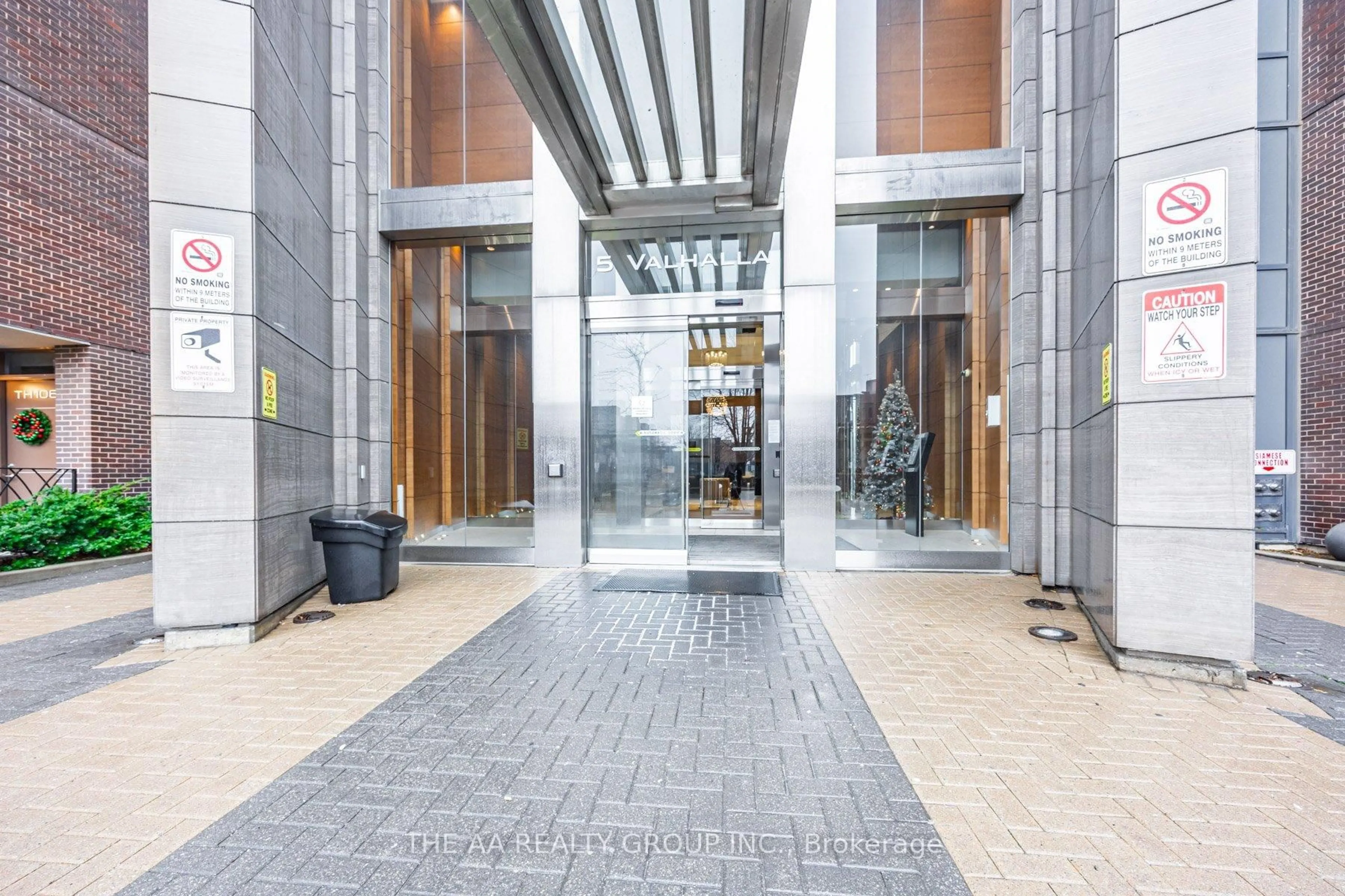 Indoor foyer for 5 Valhalla Inn Rd #2111, Toronto Ontario M9B 0B1