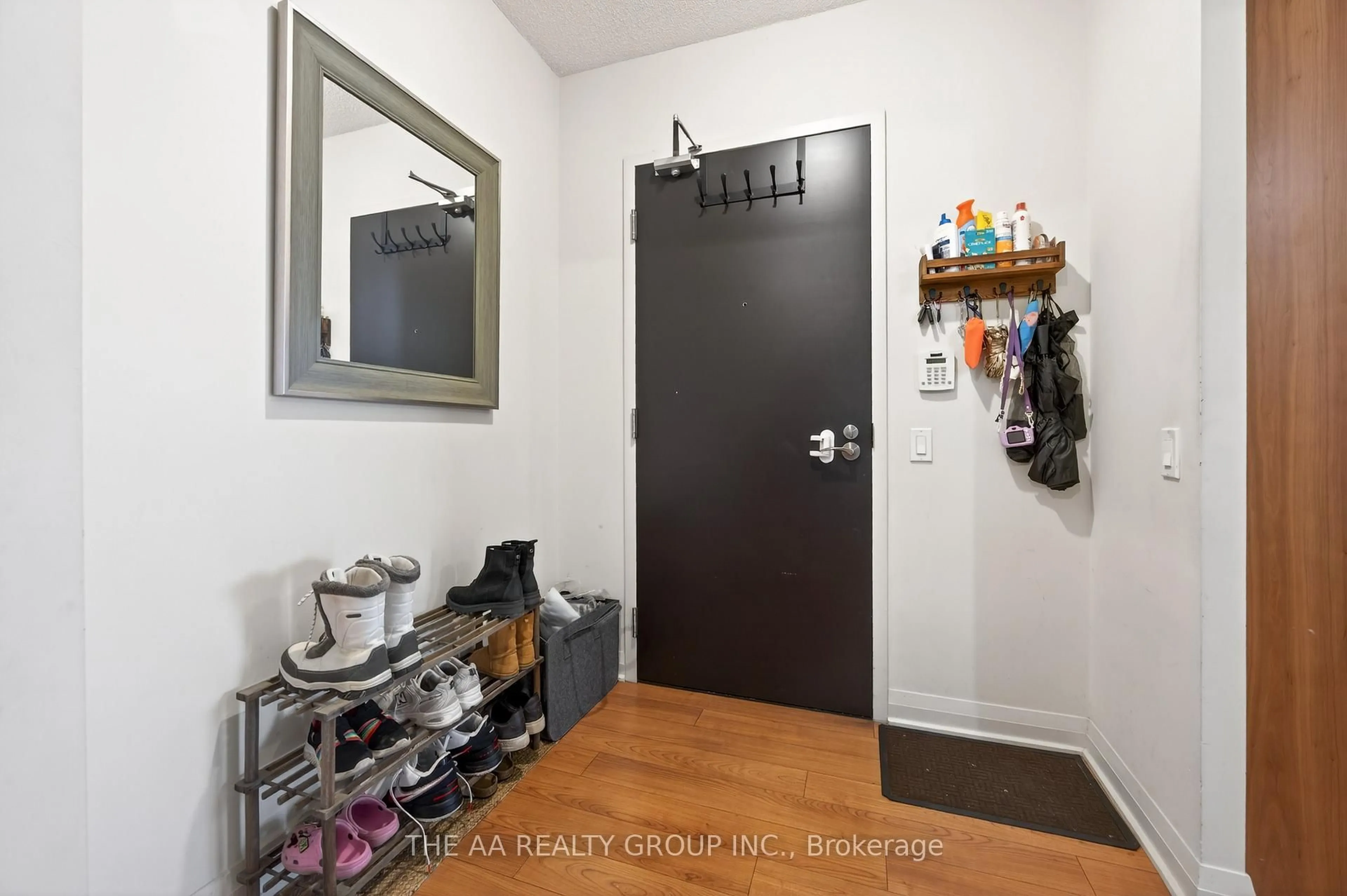 Indoor entryway for 5 Valhalla Inn Rd #2111, Toronto Ontario M9B 0B1