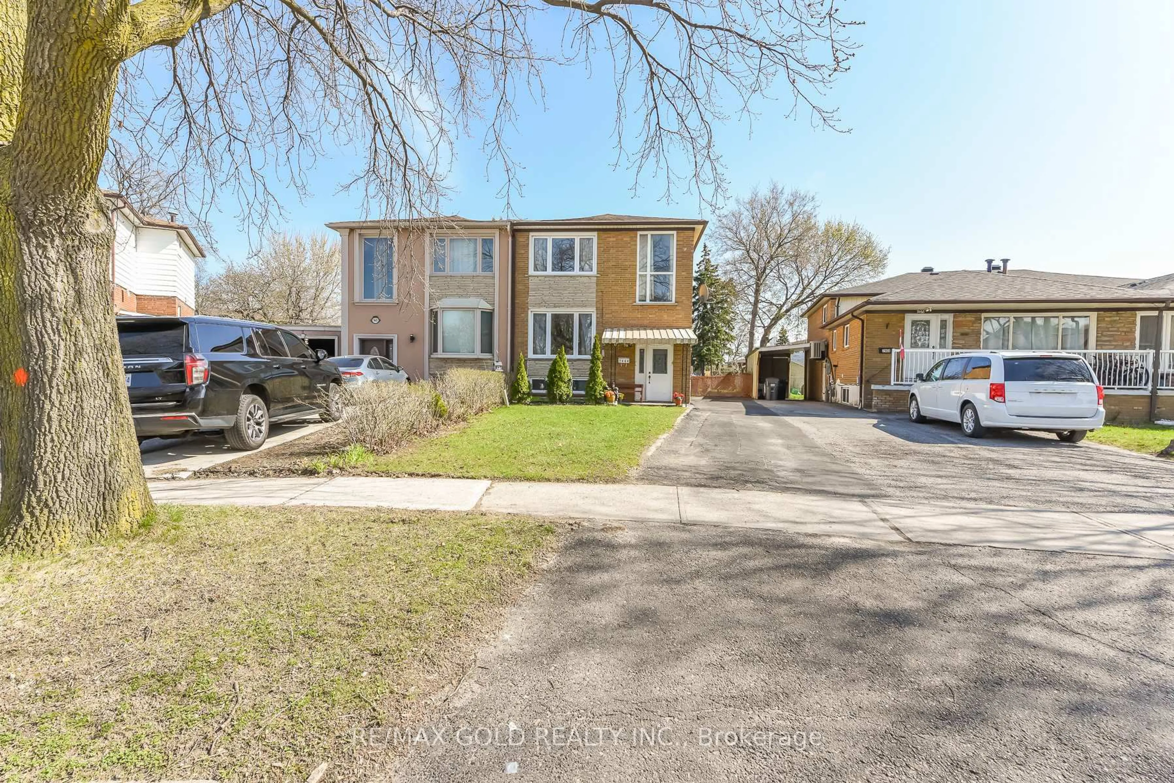 A pic from outside/outdoor area/front of a property/back of a property/a pic from drone, street for 7464 Homeside Gdns, Mississauga Ontario L4T 2A7