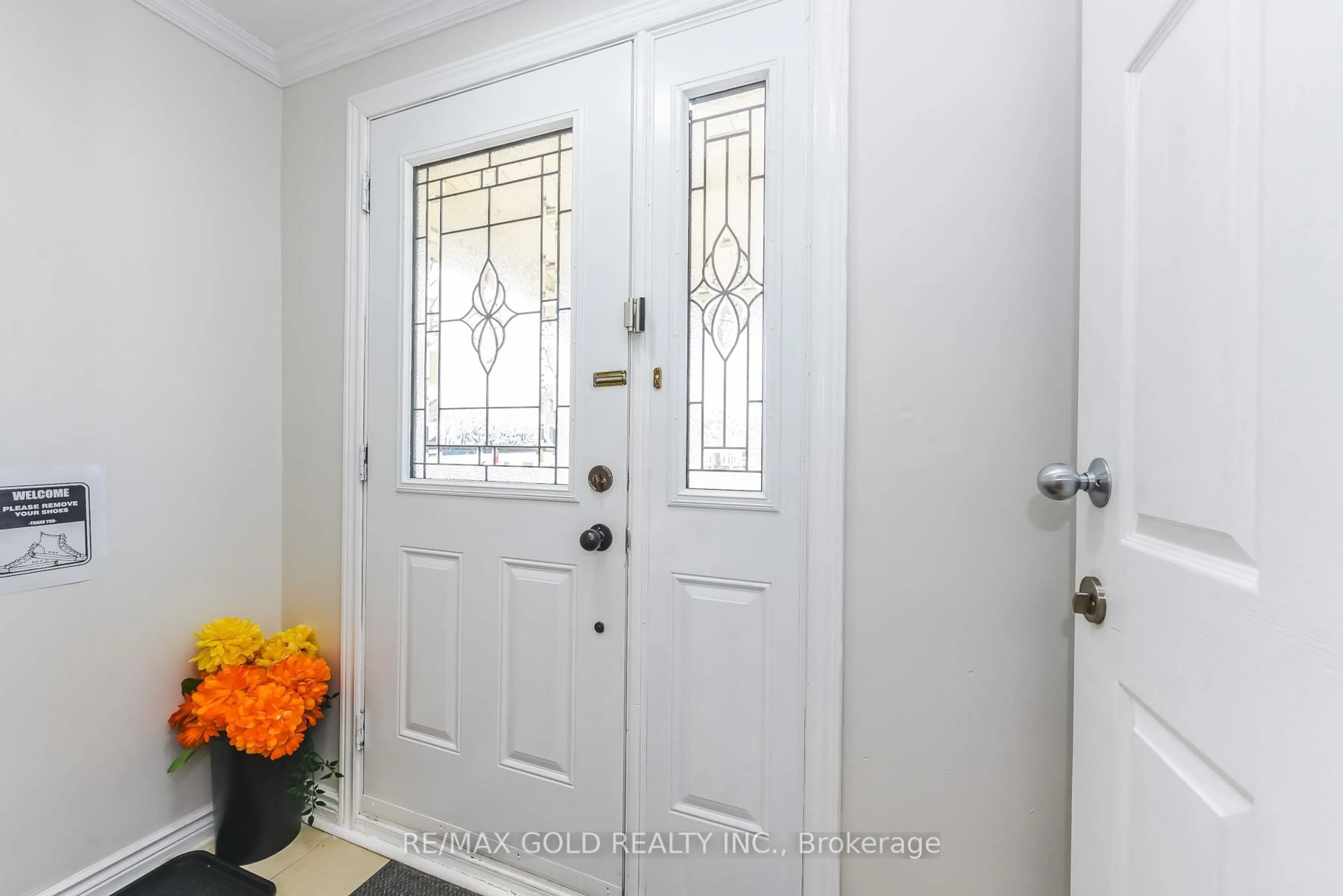 Indoor entryway for 7464 Homeside Gdns, Mississauga Ontario L4T 2A7