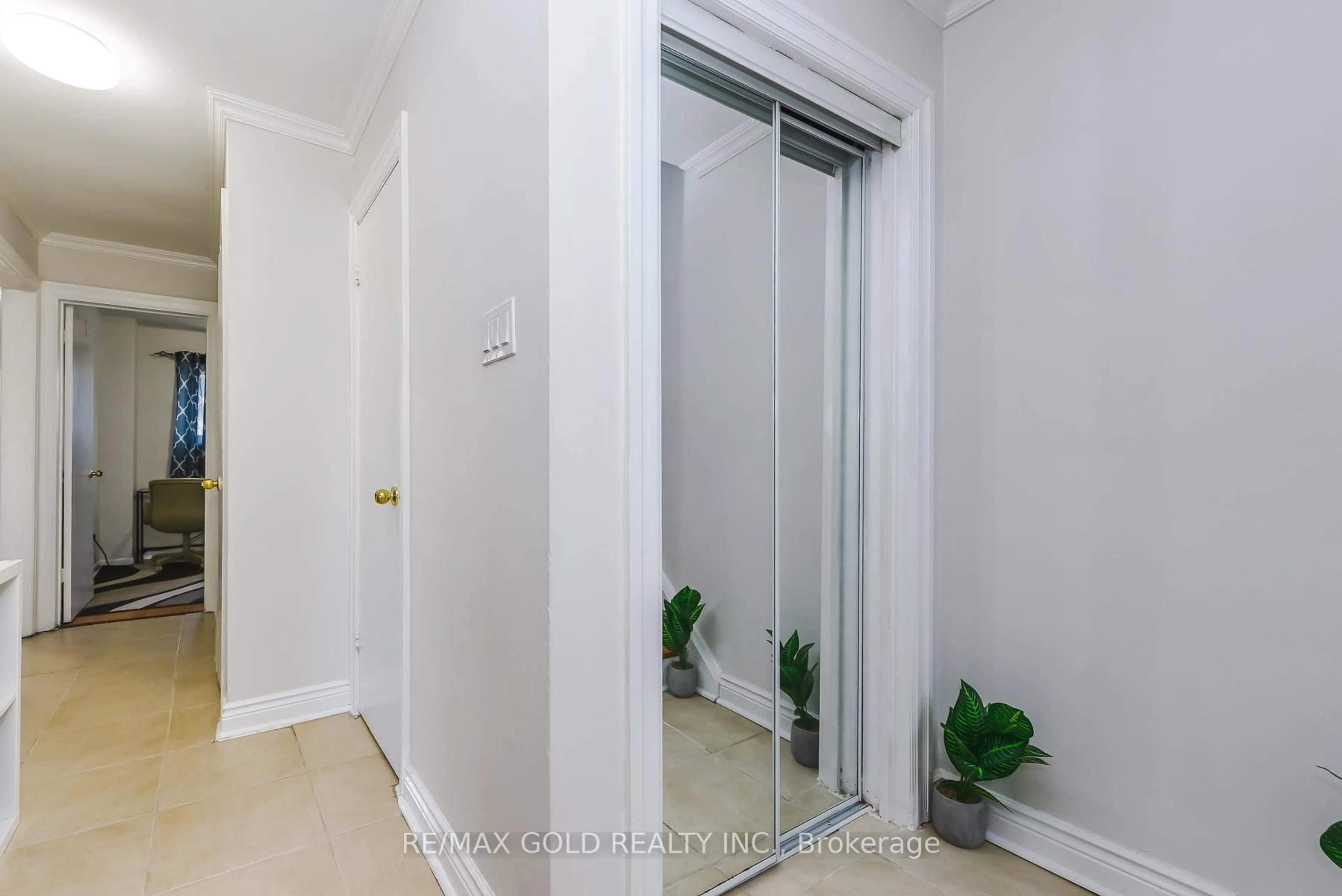 Indoor entryway for 7464 Homeside Gdns, Mississauga Ontario L4T 2A7
