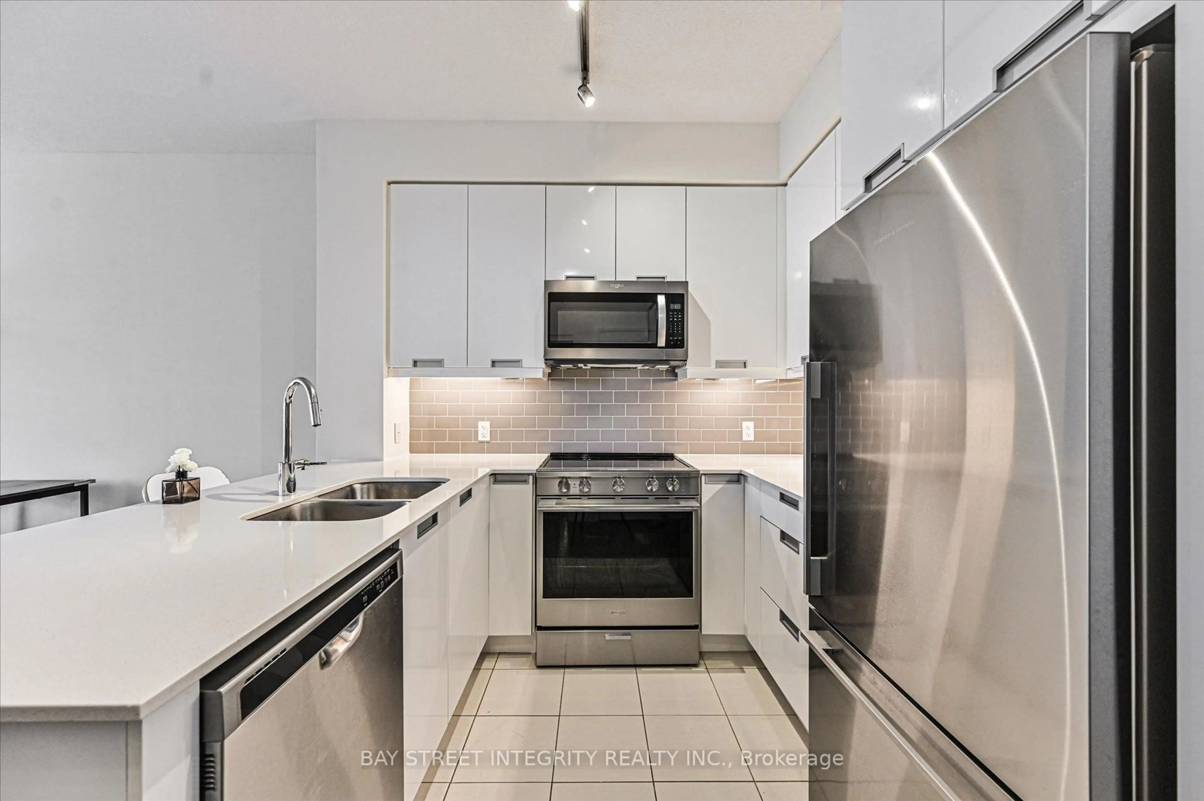 Standard kitchen, ceramic/tile floor for 35 Watergarden Dr #2719, Mississauga Ontario L5R 0G8