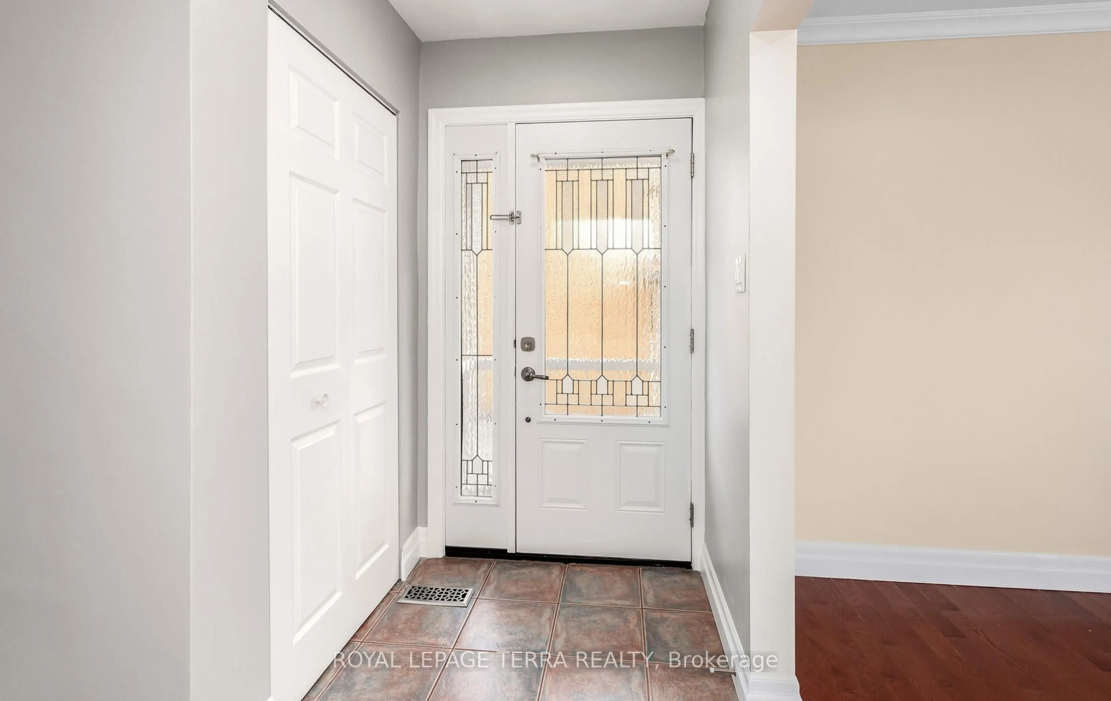 Indoor entryway for 2475 Brookhurst Rd, Mississauga Ontario L5J 1R4