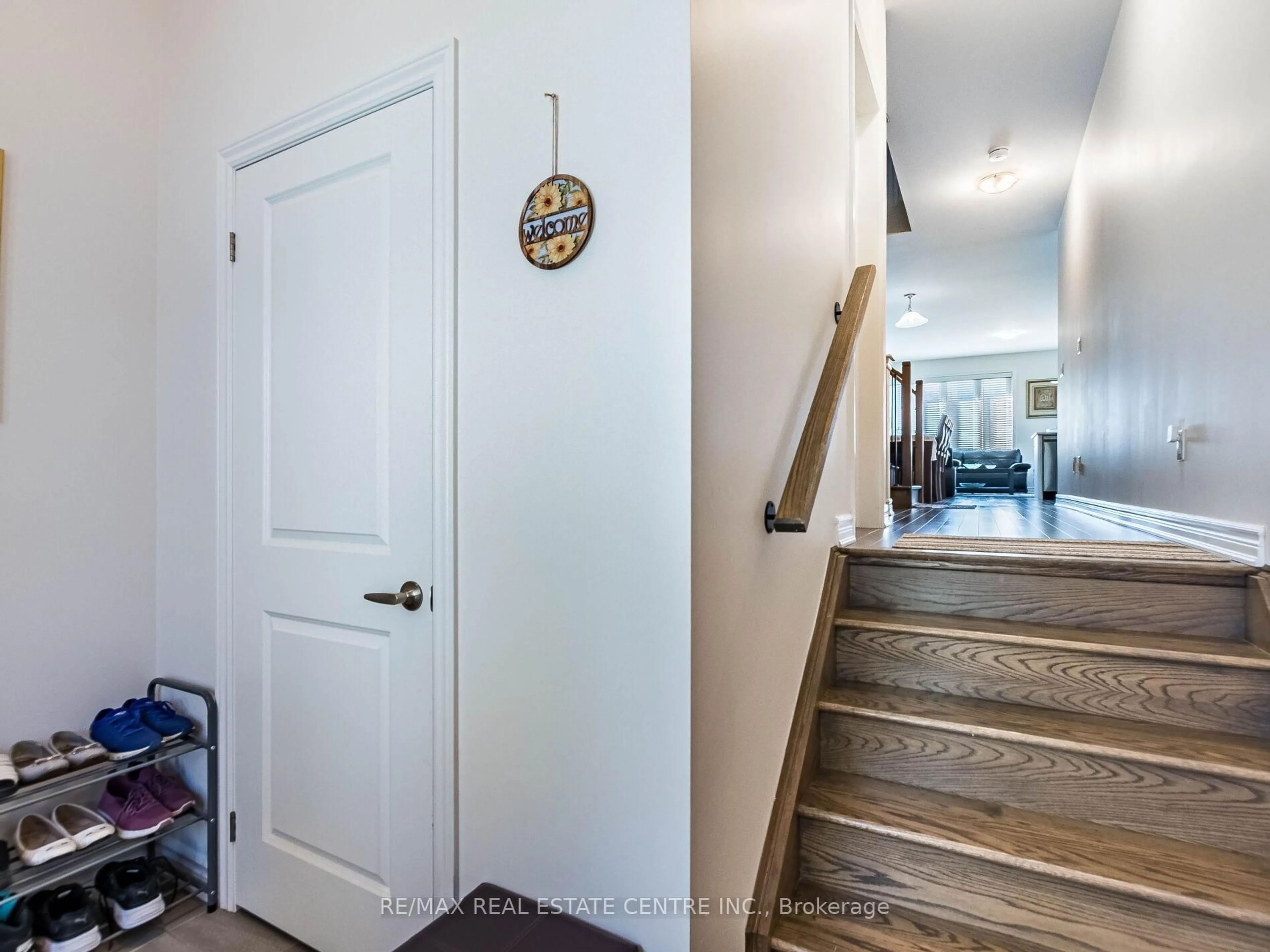 Indoor entryway for 1157 Restivo Lane, Milton Ontario L9T 2X5