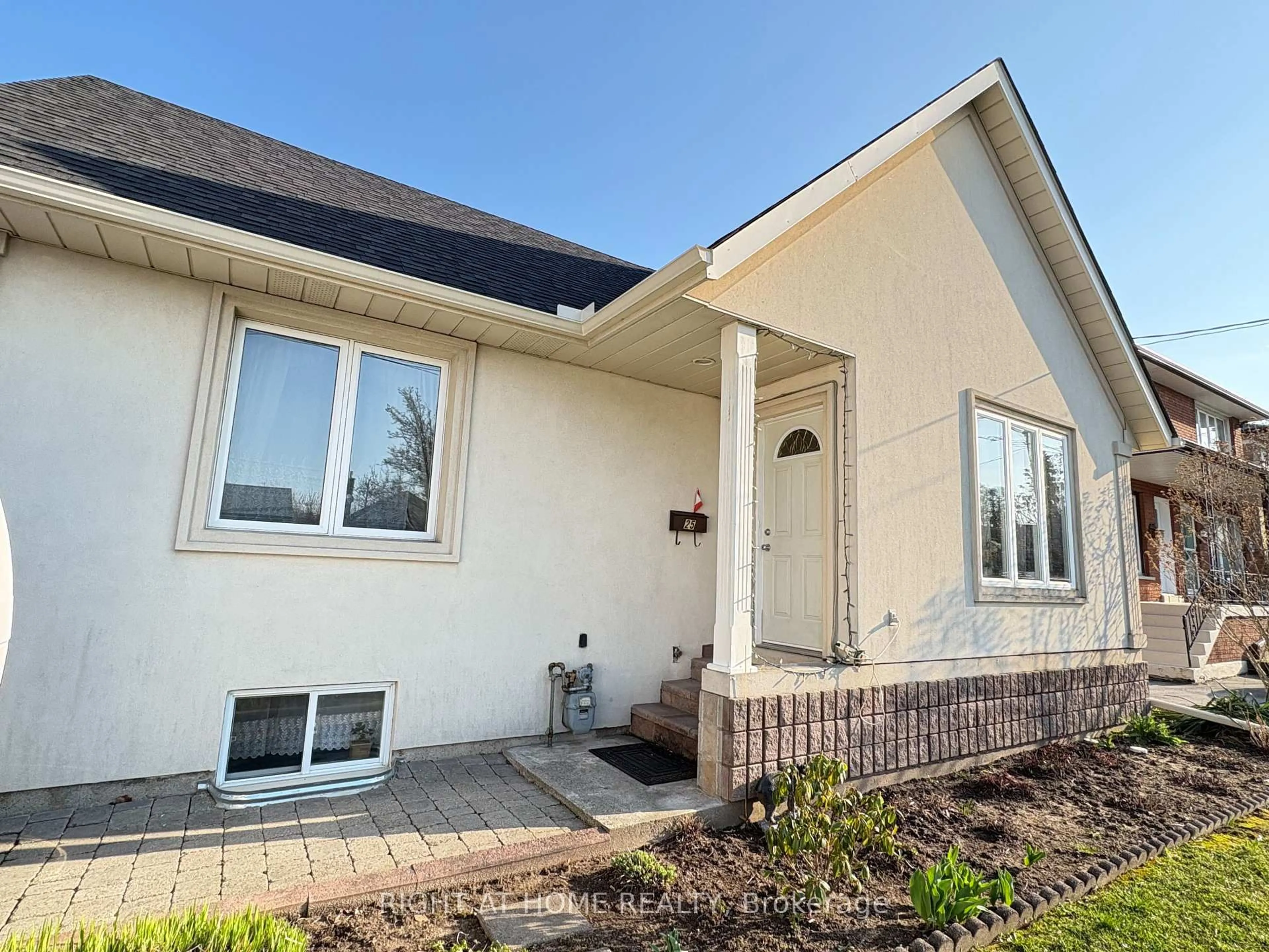 Home with vinyl exterior material, street for 25 Burlingame Rd, Toronto Ontario M8W 1Y7