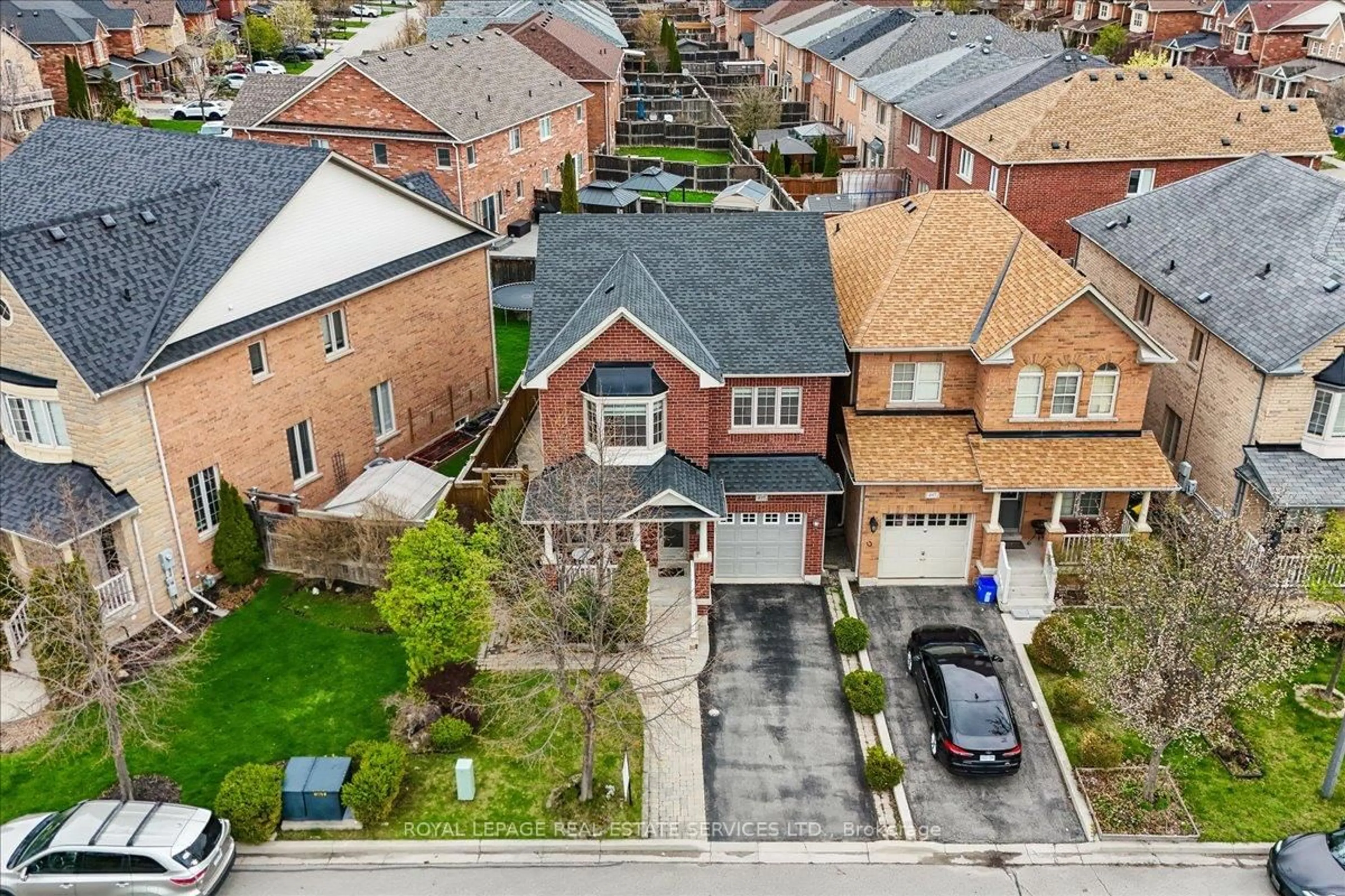 A pic from outside/outdoor area/front of a property/back of a property/a pic from drone, street for 495 Grant Way, Milton Ontario L9T 0V2