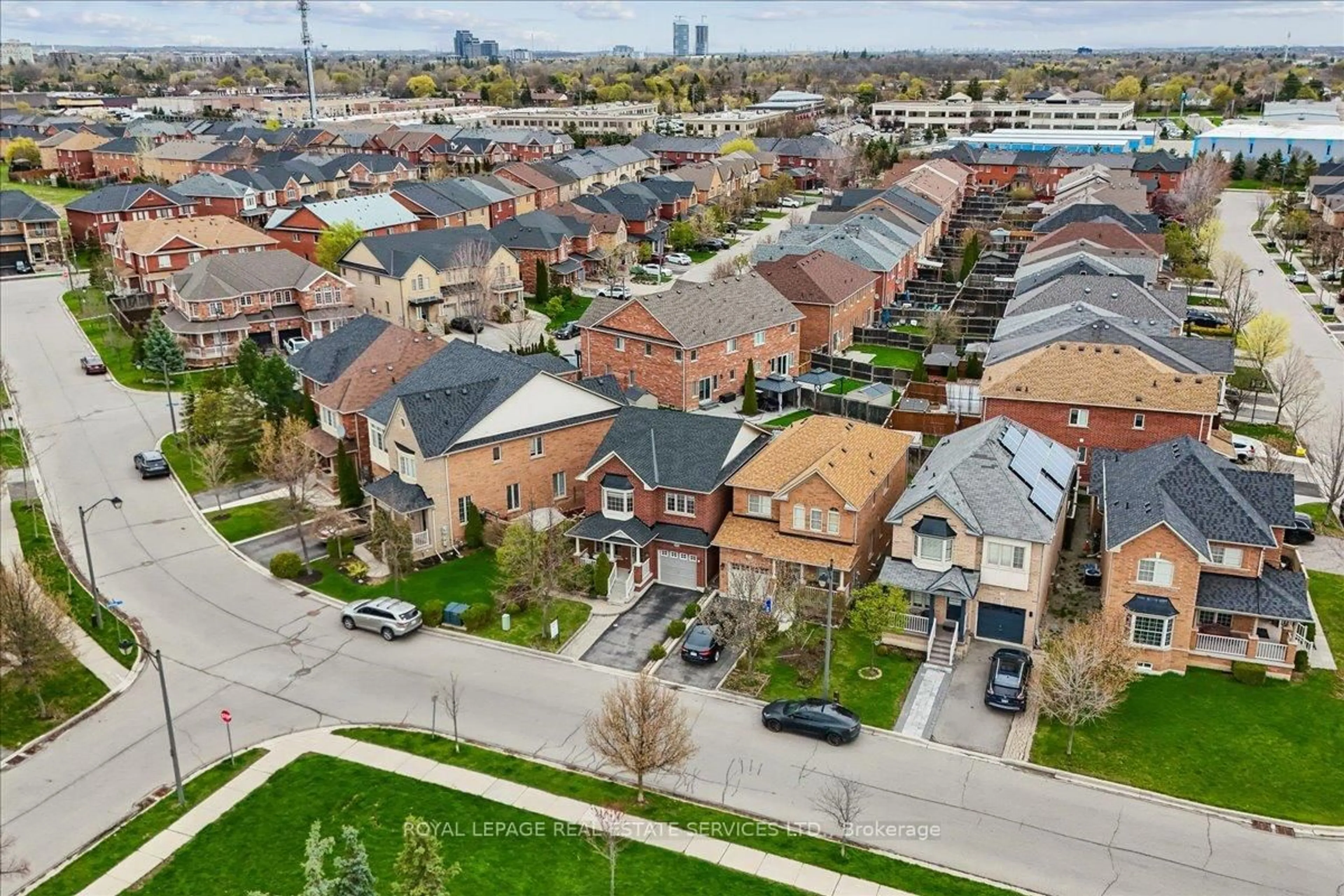 A pic from outside/outdoor area/front of a property/back of a property/a pic from drone, street for 495 Grant Way, Milton Ontario L9T 0V2