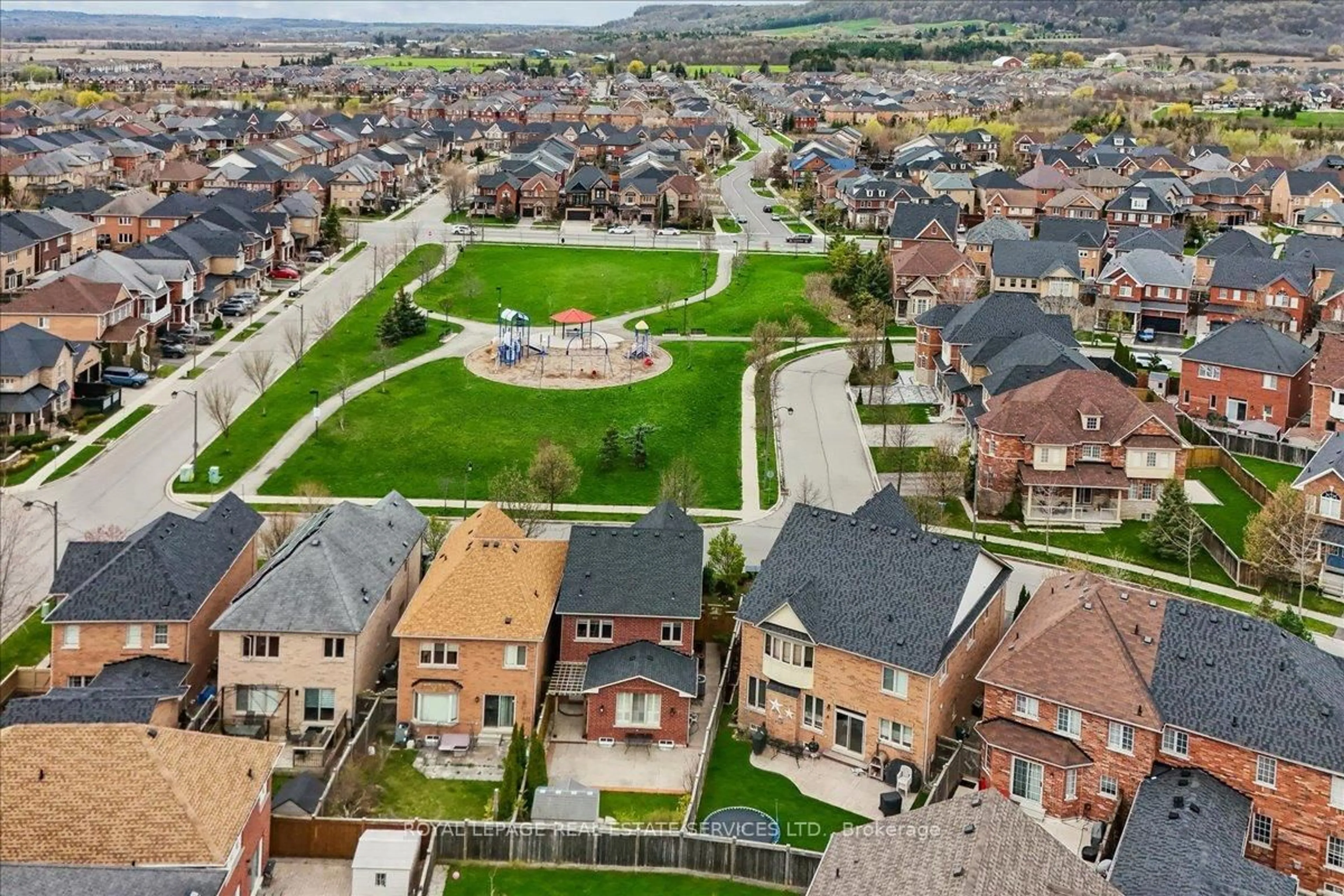 A pic from outside/outdoor area/front of a property/back of a property/a pic from drone, unknown for 495 Grant Way, Milton Ontario L9T 0V2