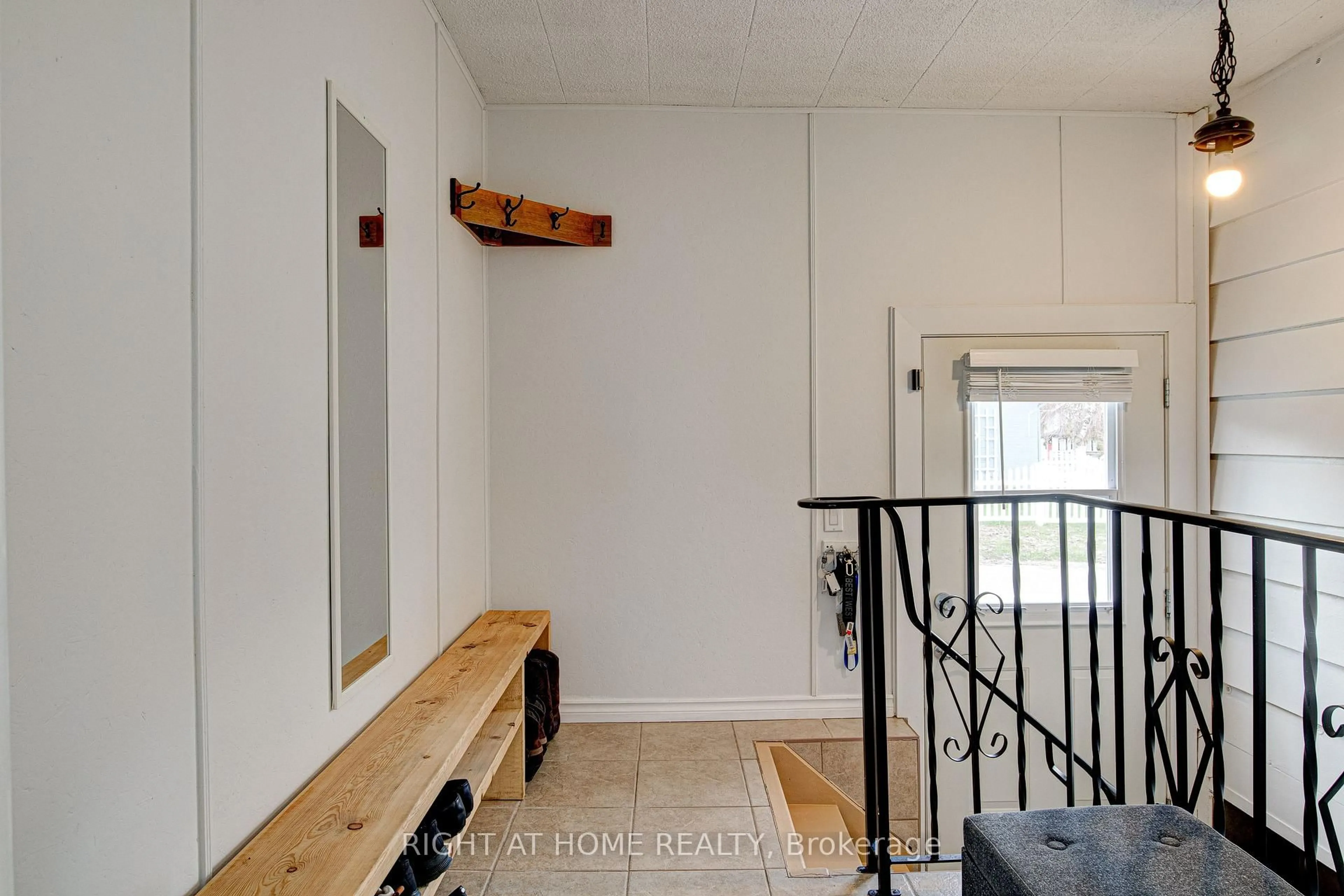 Indoor entryway for 18A Margaret St, Orangeville Ontario L9W 2N2