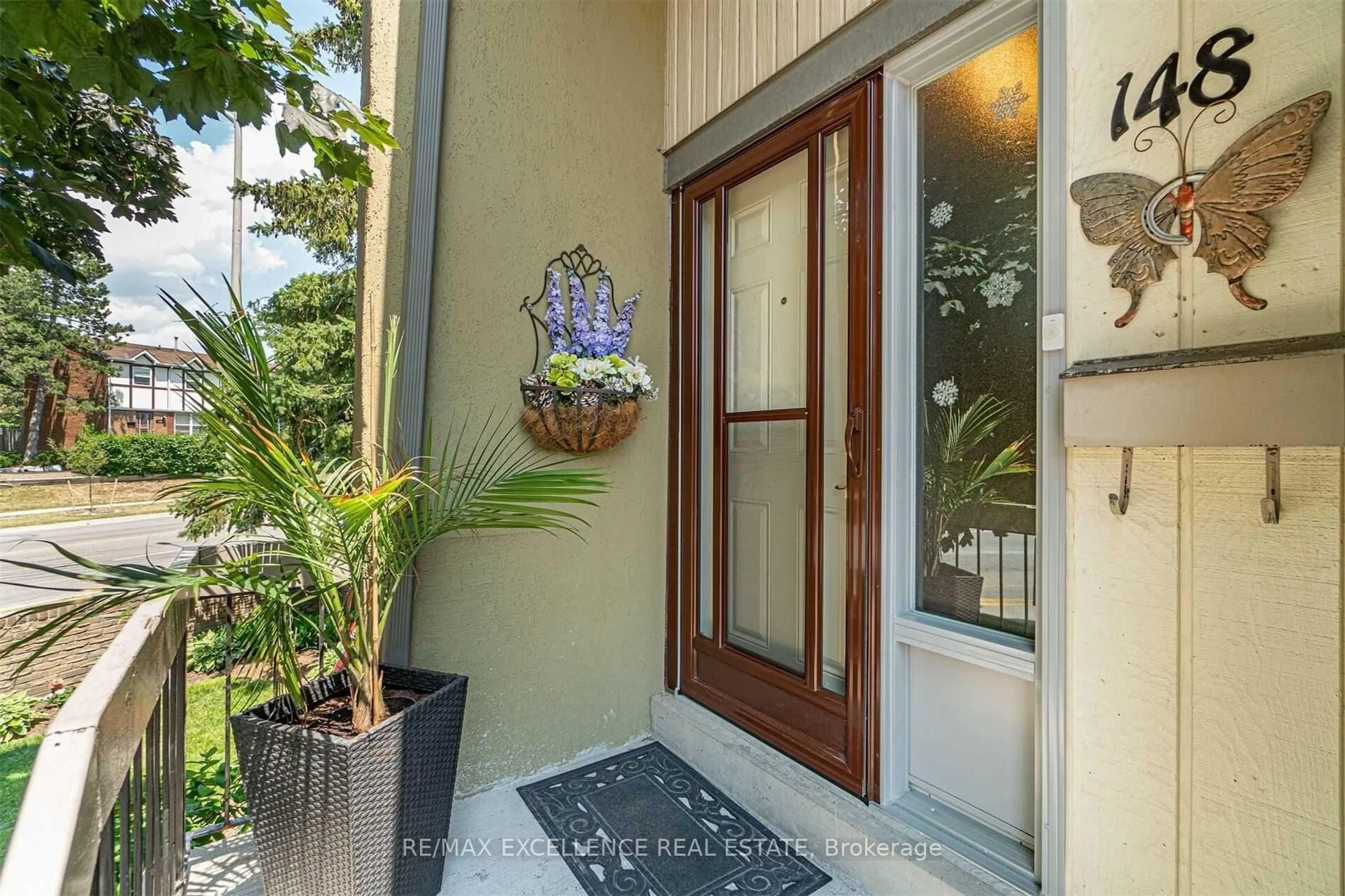 Indoor entryway for 148 Ashton Cres, Brampton Ontario L6S 3J9