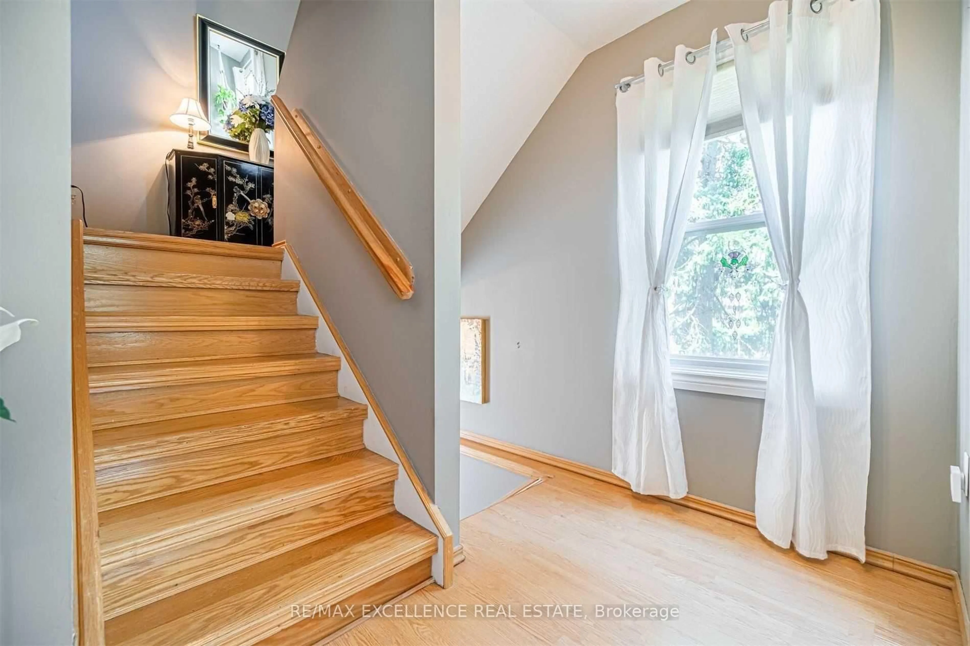Stairs for 148 Ashton Cres, Brampton Ontario L6S 3J9
