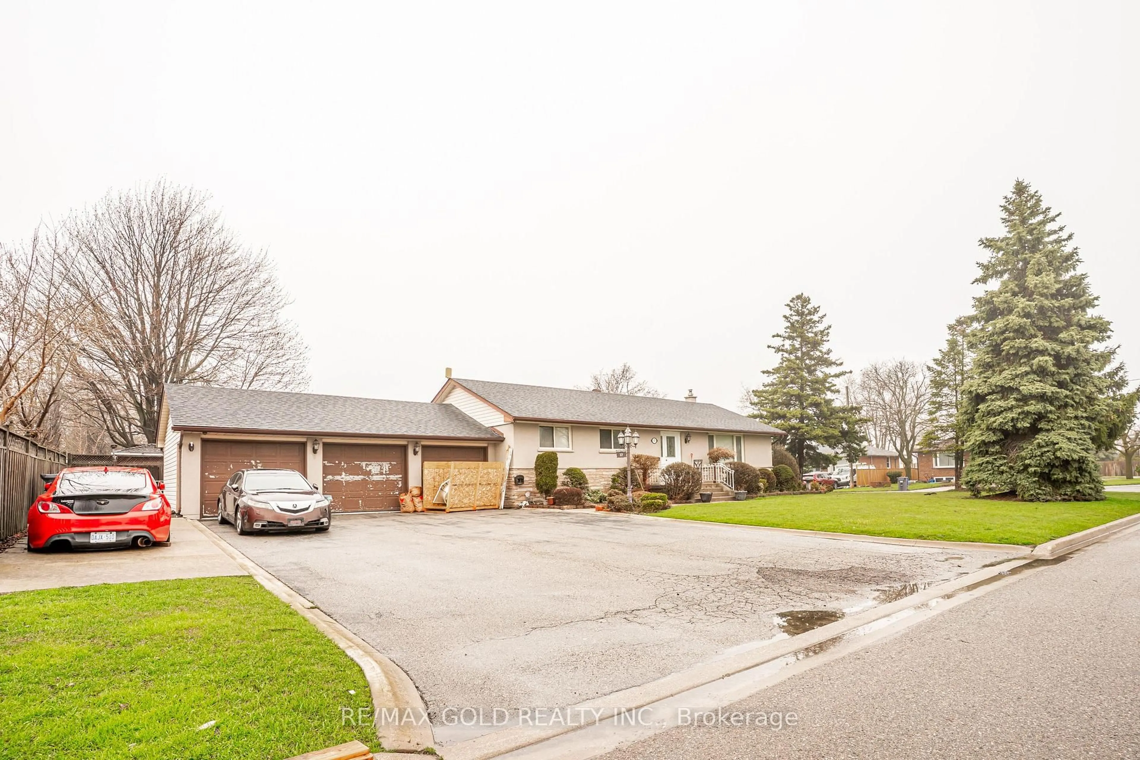 A pic from outside/outdoor area/front of a property/back of a property/a pic from drone, street for 37 Carlyle Cres, Brampton Ontario L6W 2Y9