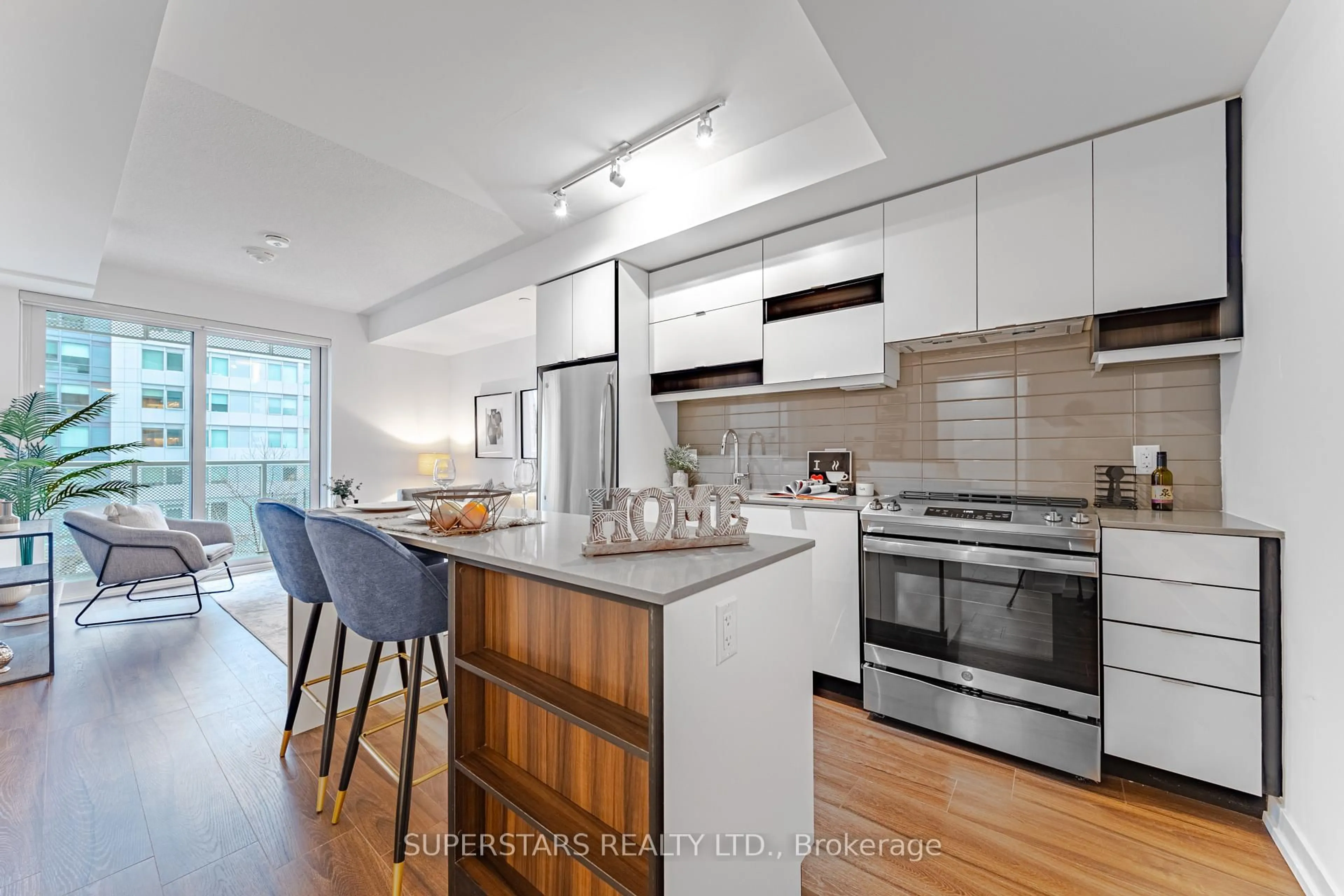 Open concept kitchen, unknown for 4065 Confederation Pkwy #807, Mississauga Ontario L5B 0L4