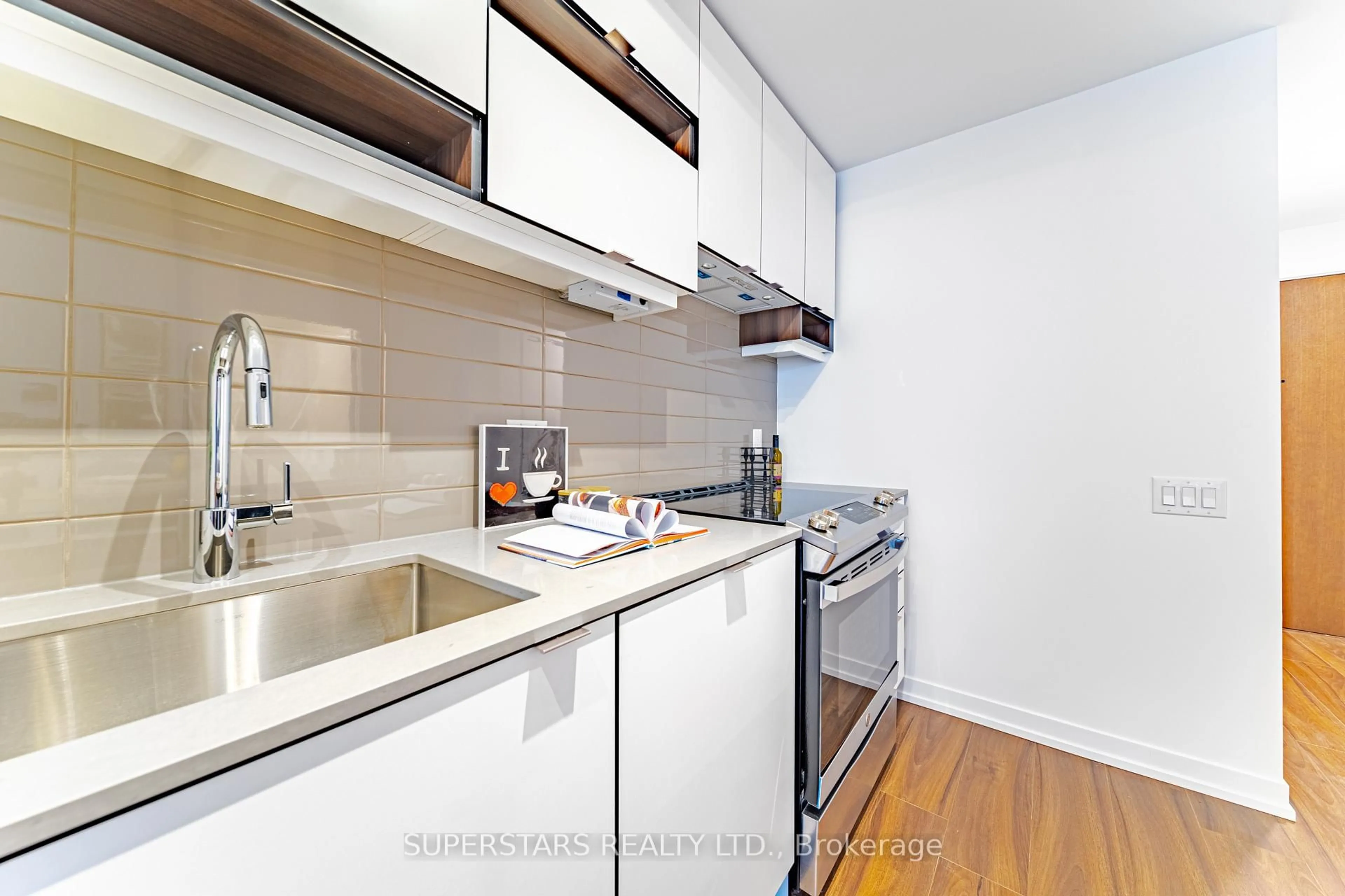 Standard kitchen, wood/laminate floor for 4065 Confederation Pkwy #807, Mississauga Ontario L5B 0L4