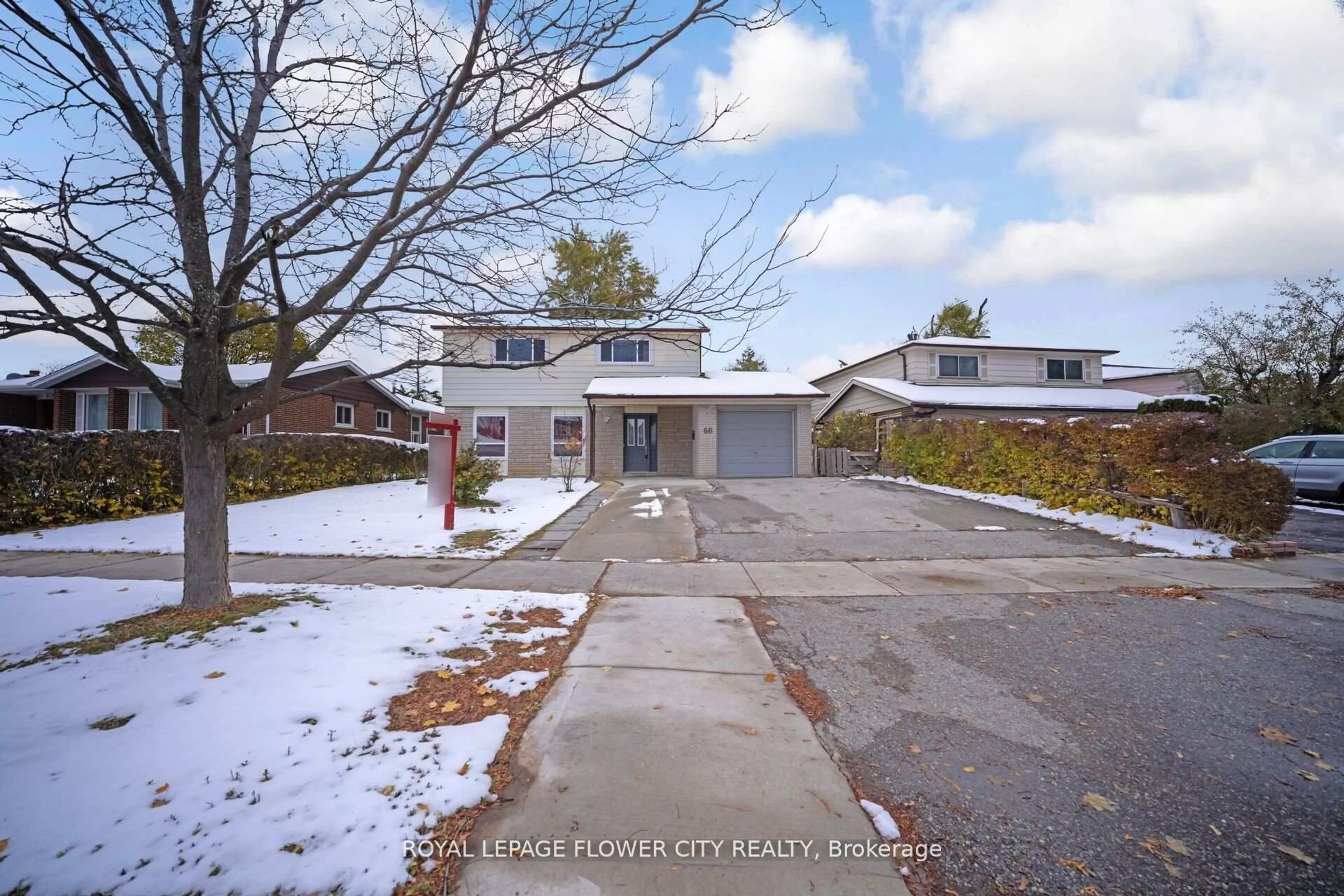 A pic from outside/outdoor area/front of a property/back of a property/a pic from drone, street for 60 Lexington Ave, Toronto Ontario M9V 2G8