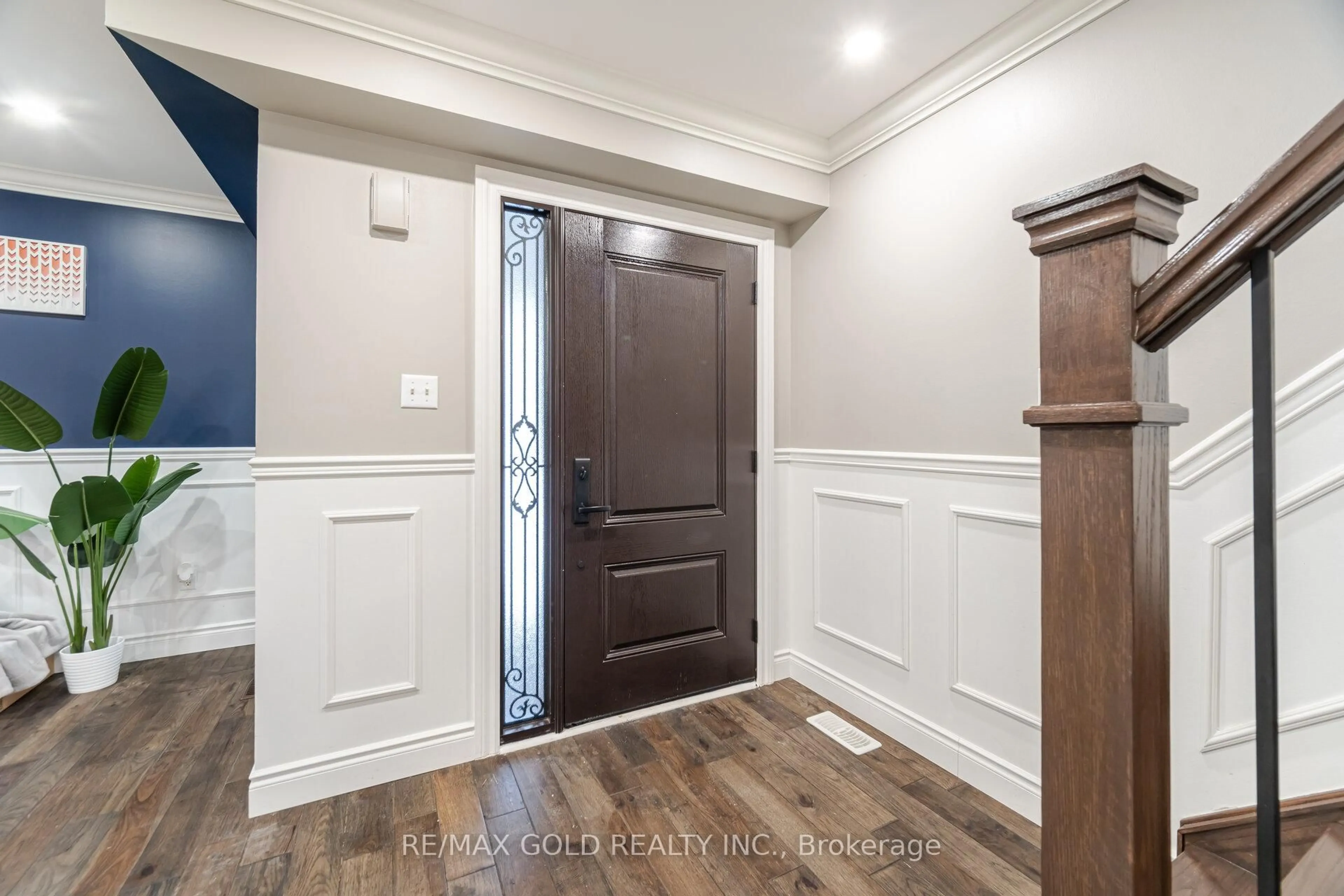 Indoor entryway for 70 Curry Cres, Halton Hills Ontario L7G 5T1