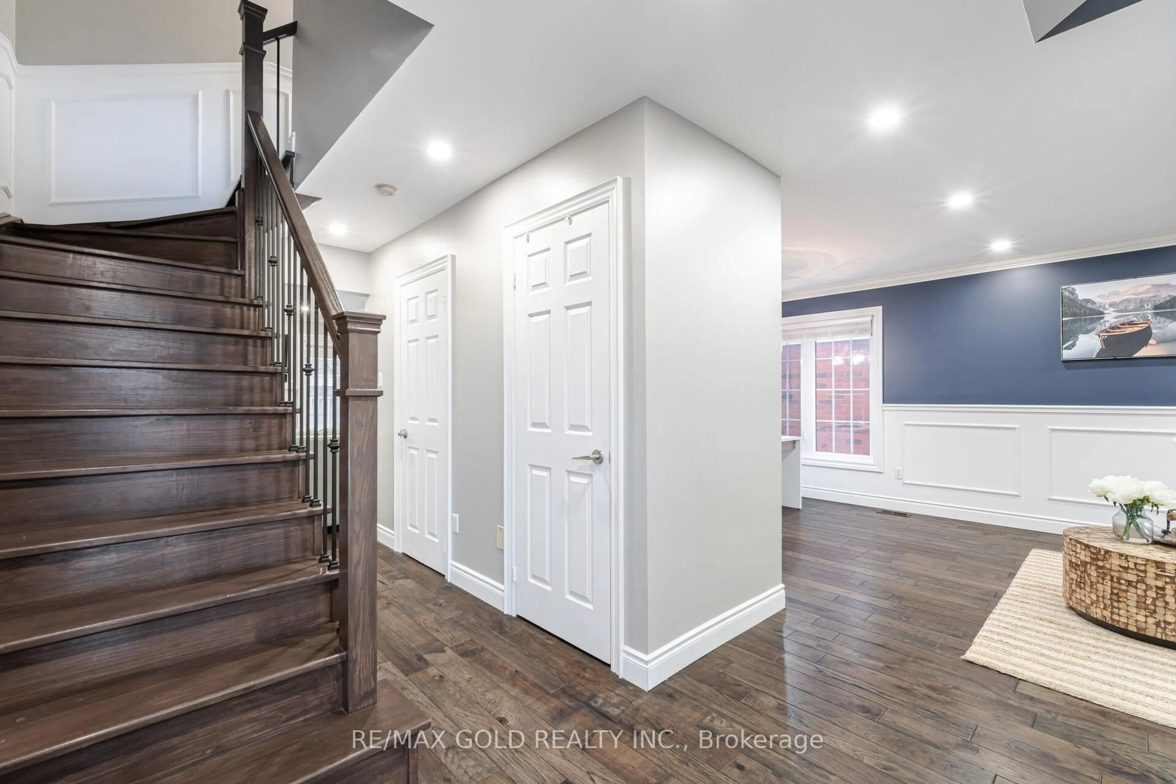 Indoor entryway for 70 Curry Cres, Halton Hills Ontario L7G 5T1