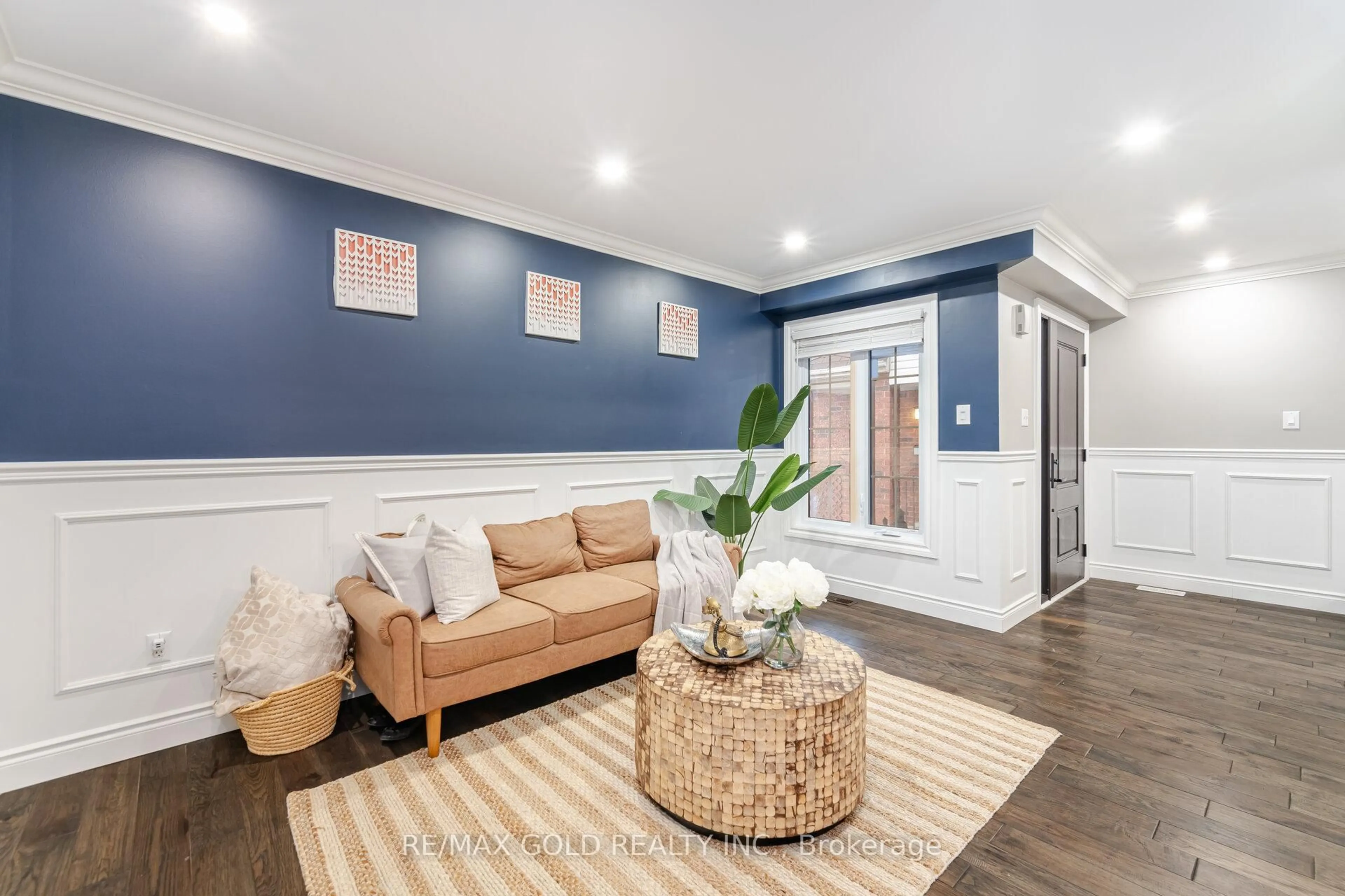 Living room with furniture, wood/laminate floor for 70 Curry Cres, Halton Hills Ontario L7G 5T1