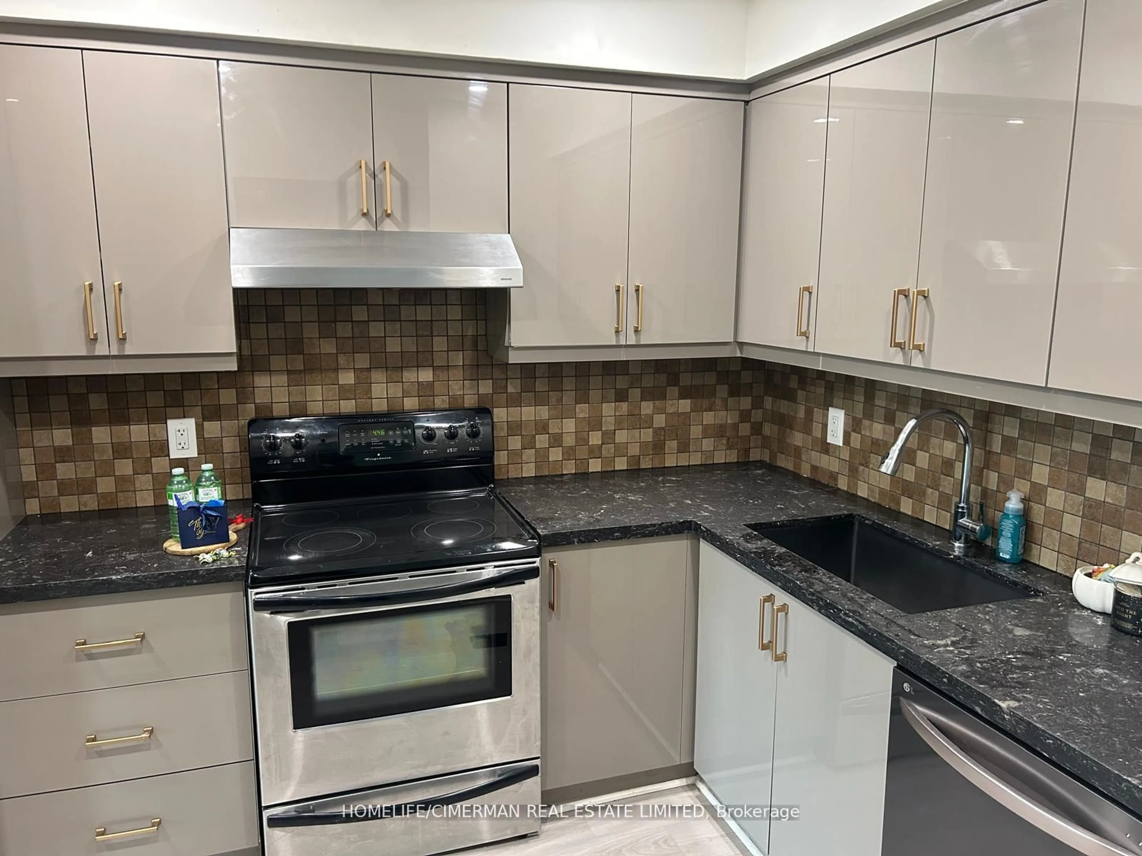 Standard kitchen, ceramic/tile floor for 46 Foster Cres #46, Brampton Ontario L6V 3M7
