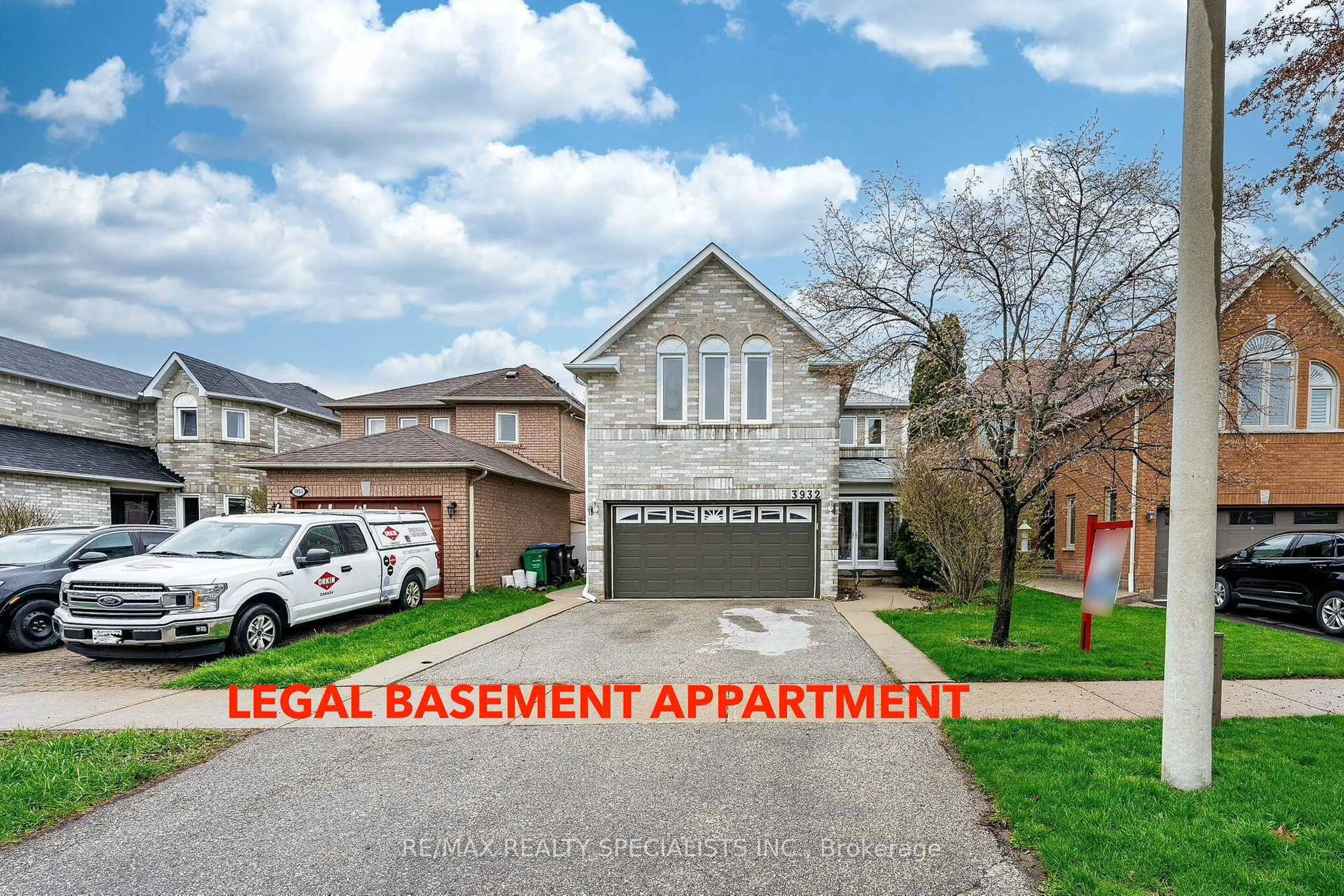 A pic from outside/outdoor area/front of a property/back of a property/a pic from drone, street for 3932 Periwinkle Cres, Mississauga Ontario L5N 6W6