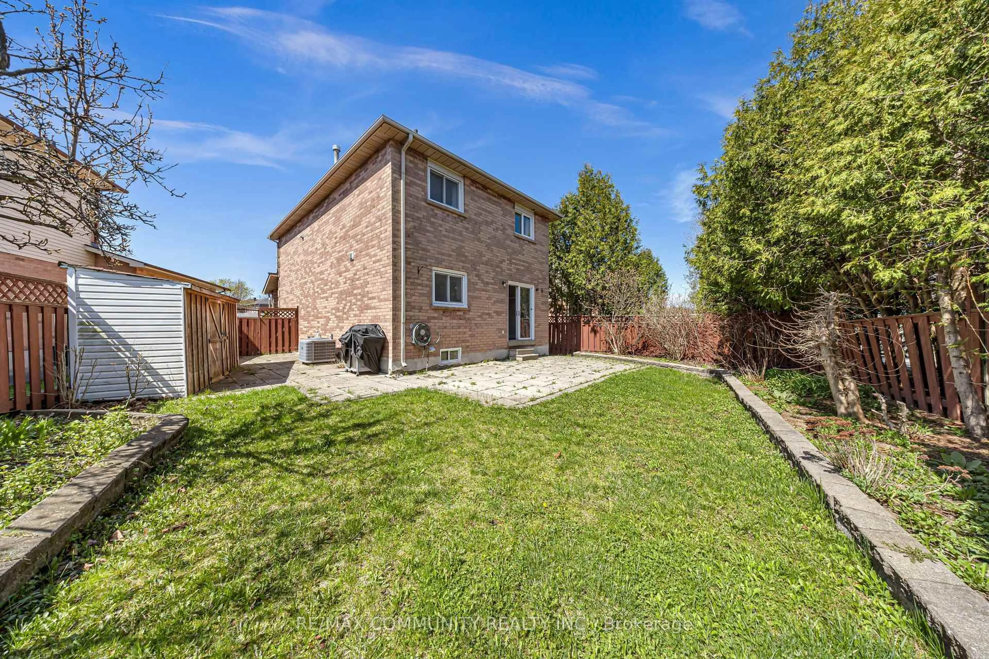 A pic from outside/outdoor area/front of a property/back of a property/a pic from drone, street for 3275 Greenbelt Cres, Mississauga Ontario L5N 5Y1