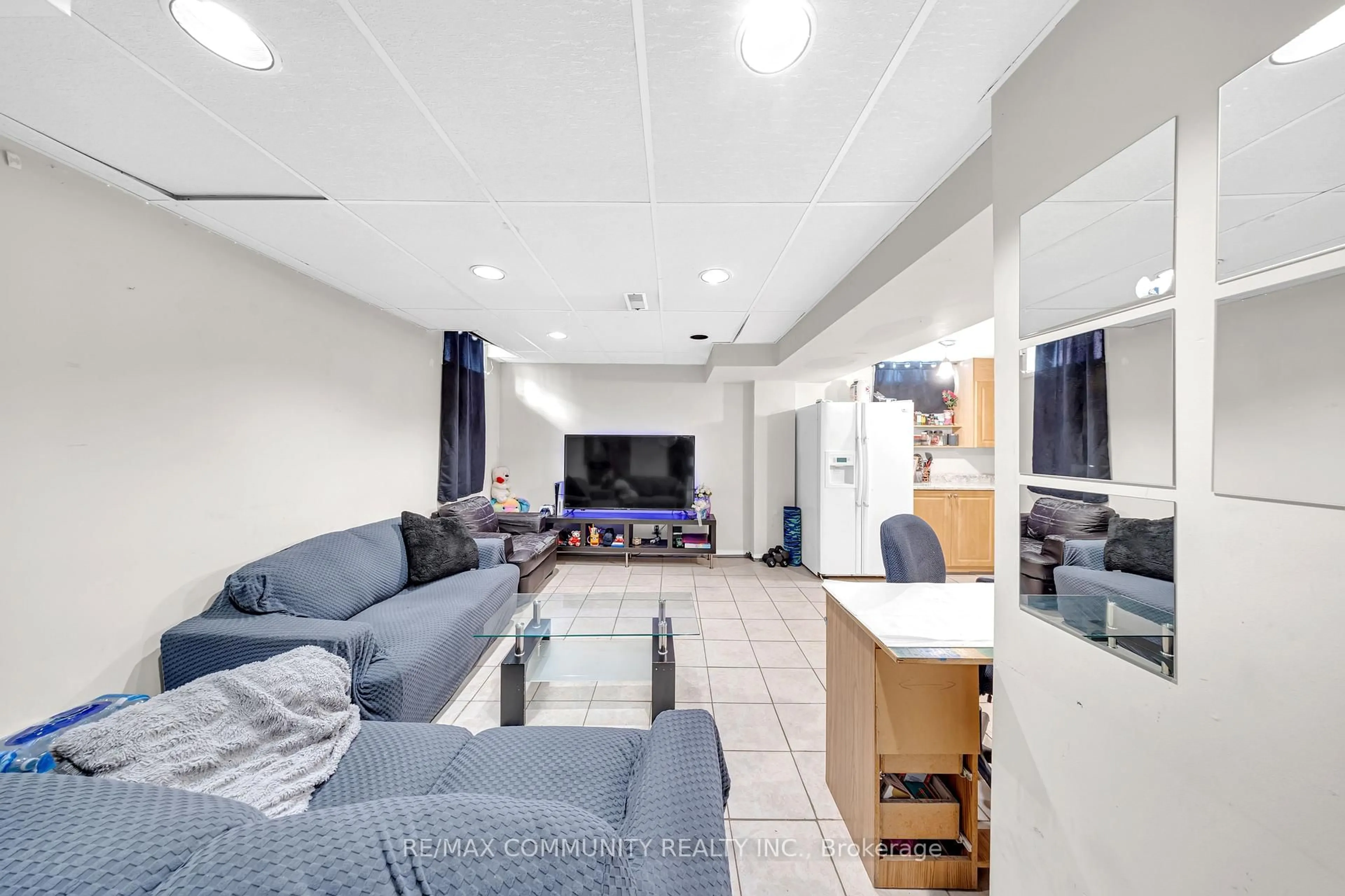 Living room with furniture, unknown for 3275 Greenbelt Cres, Mississauga Ontario L5N 5Y1