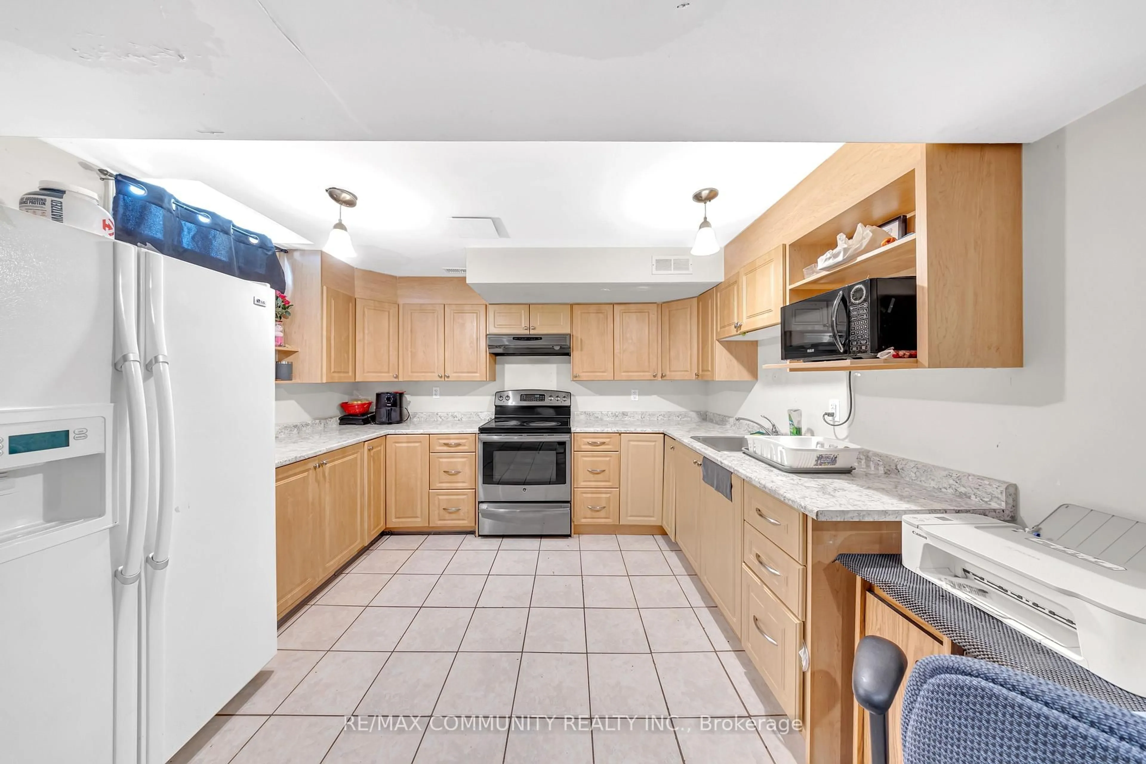 Standard kitchen, ceramic/tile floor for 3275 Greenbelt Cres, Mississauga Ontario L5N 5Y1