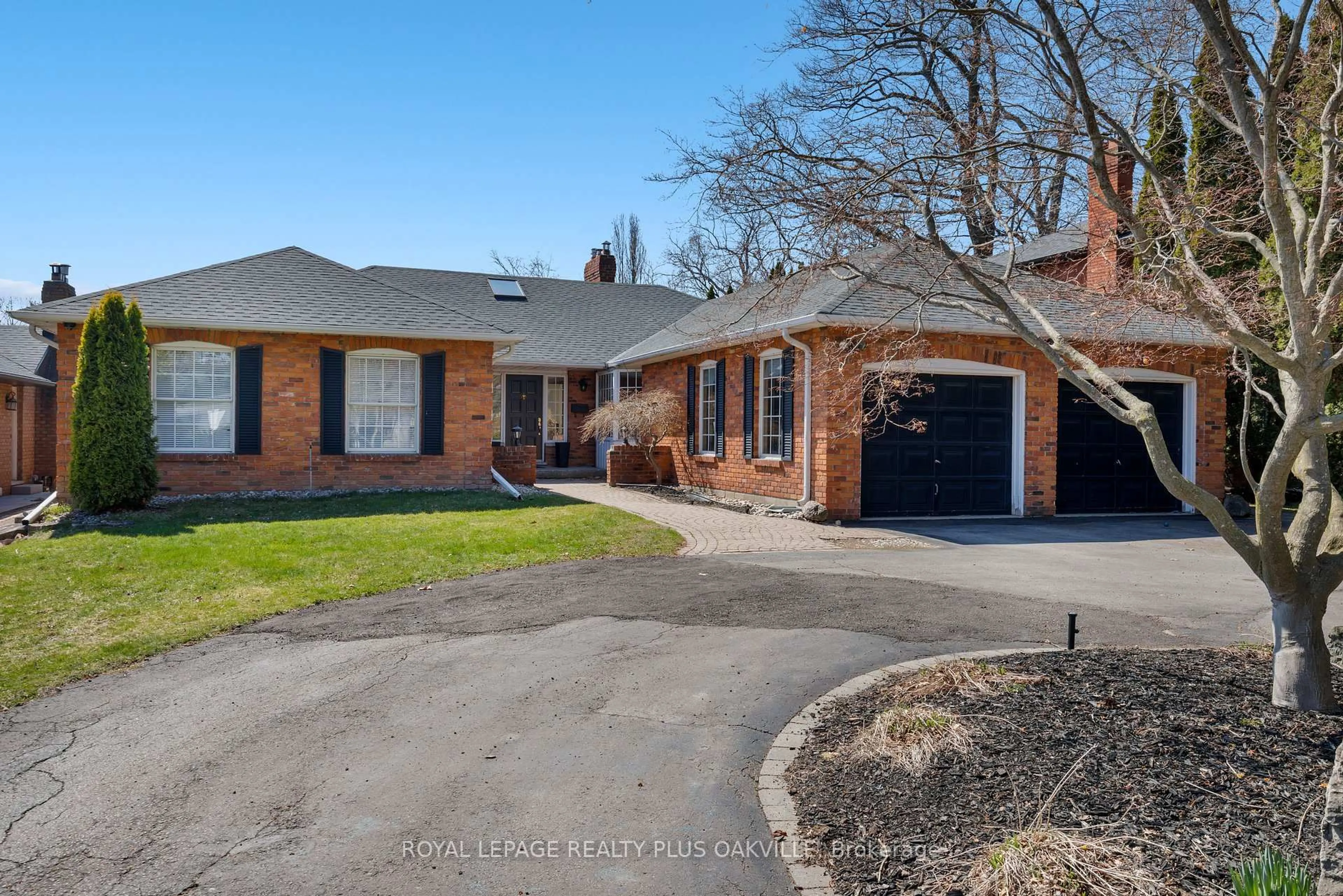 Home with brick exterior material, street for 258 Shoreacres Rd, Burlington Ontario L7L 2H4