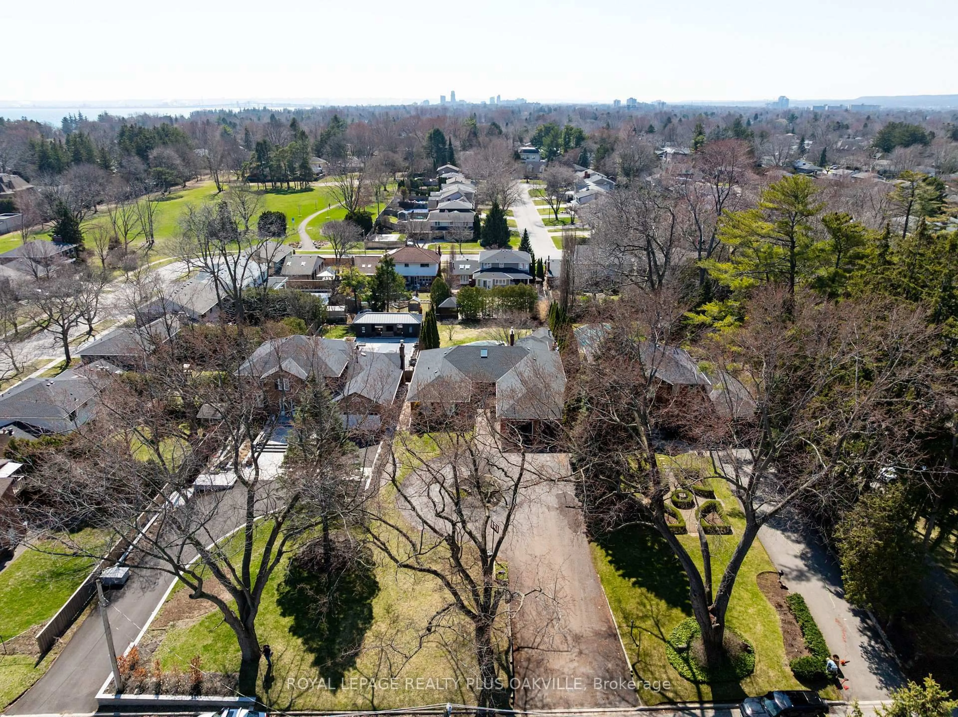 A pic from outside/outdoor area/front of a property/back of a property/a pic from drone, city buildings view from balcony for 258 Shoreacres Rd, Burlington Ontario L7L 2H4